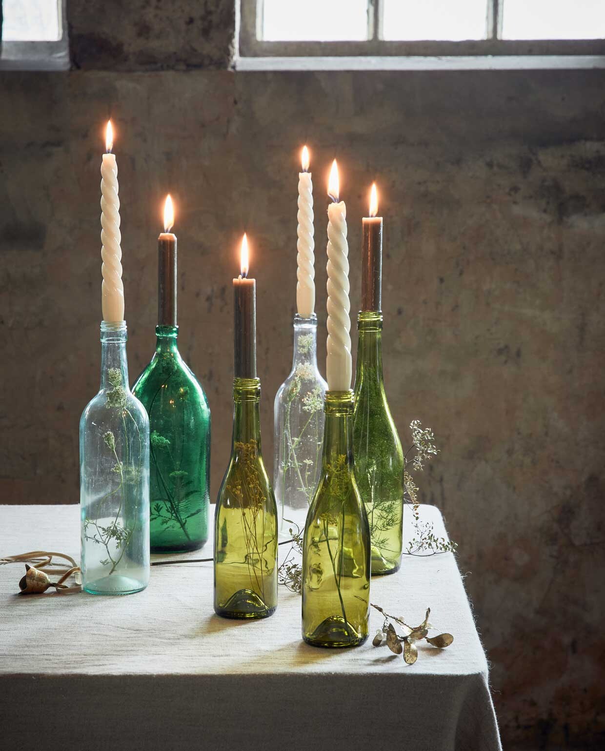 Gedraaide kaarsen € 5,- (hay-amsterdam.com), kerstklokje, set van drie € 12,-, gouden maretak, , set van twee € 17,- (bungalow.dk). Overig privébezit. , , ,