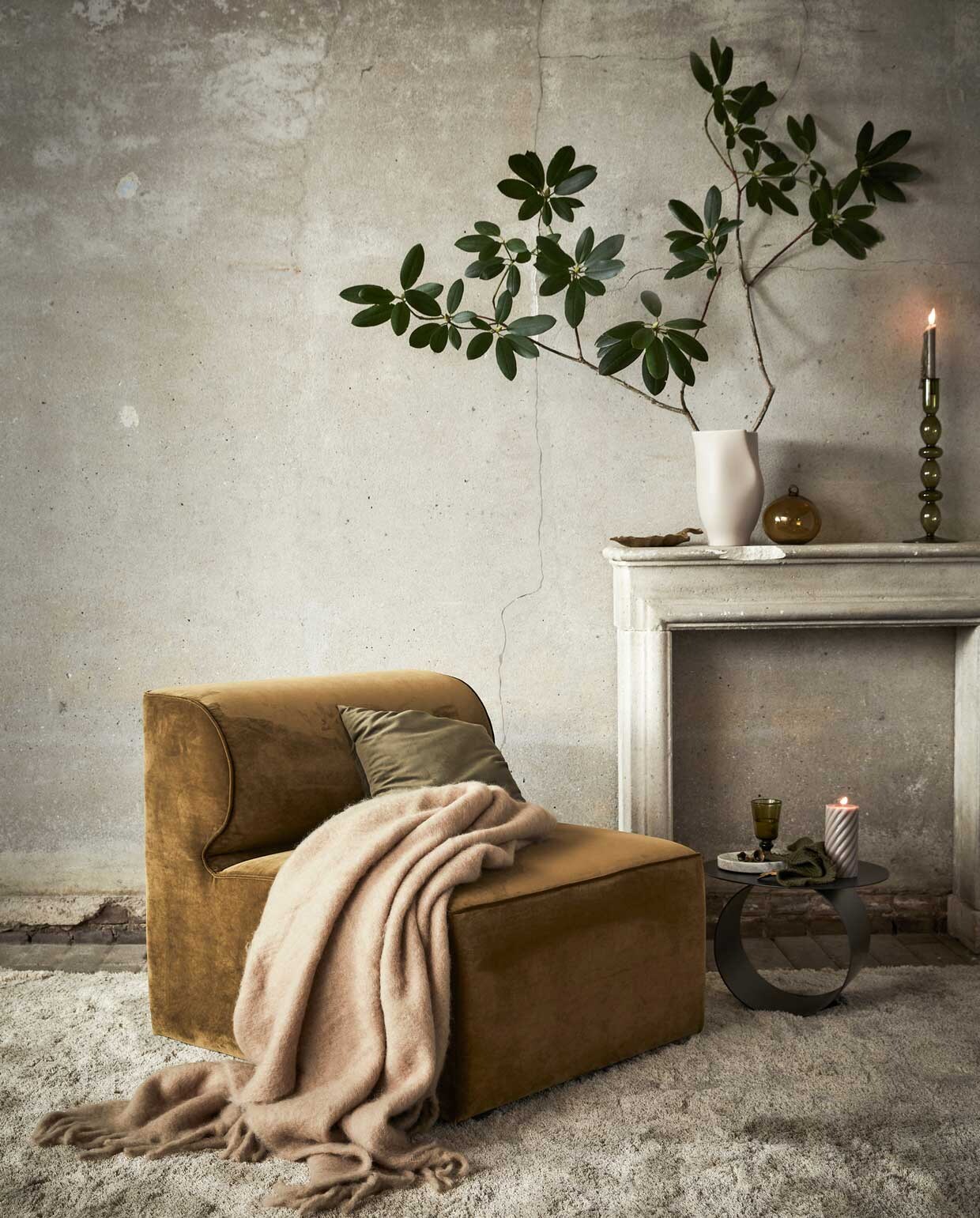 Fauteuil € 1349,- (meijerenfloor.nl). Wollen plaid € 99,99, gouden dienblad in de vorm van blad € 17,99 (zarahome.com). Groen fluwelen kussen € 65,- (bolia.com). Bijzettafel € 401,-, vloerkleed 300×200 € 1750,- (kasstoor.nl). Antieke schouw € 650,- (oudebouwmaterialen.nl). Vaas € 24,99, marmeren dienblad € 19,99, stompkaars € 4,99, servet, set van twee € 9,99 (hm.com). Handgeblazen kerstbal € 22,50, groene glazen kandelaar € 40,-, groen glas € 19,95 (paviljoennoord.com).