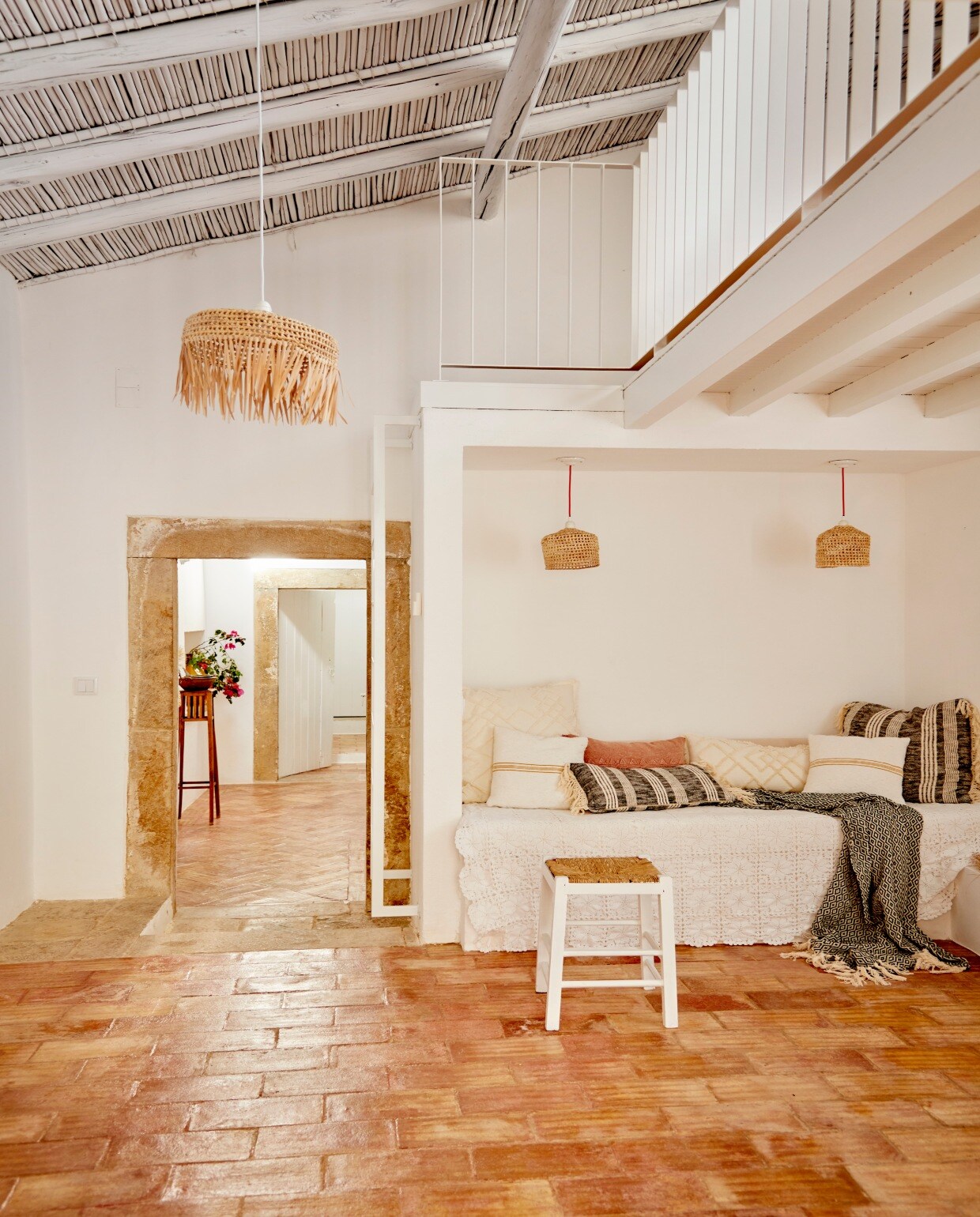 Een kast werd een nis metbank. Lampen Loulé DesignLab. Witte sprei van Marie’soma, donkere deken CasaCubista, kussens CalmaHouse. De kruk vonden zein het huis. Het plateau leidtnaar een dakterras. vtwonen 08-2020 | bk buitenland portugal