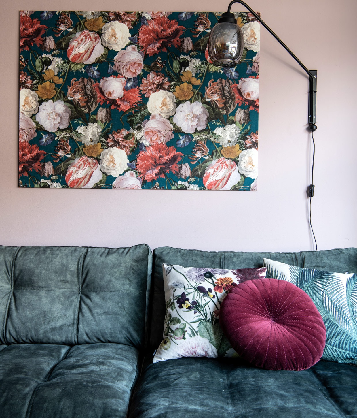 Bank Blooming Interior. Kussens Vanilla Fly, lamp BePureHome. Kunstwerk zelfgemaakt. vtwonen 11-2020 | Productie Insidehomepage | Styling Inge van Lieshout | Fotografie Louis Lemaire | Tekst Jan Willem Papo