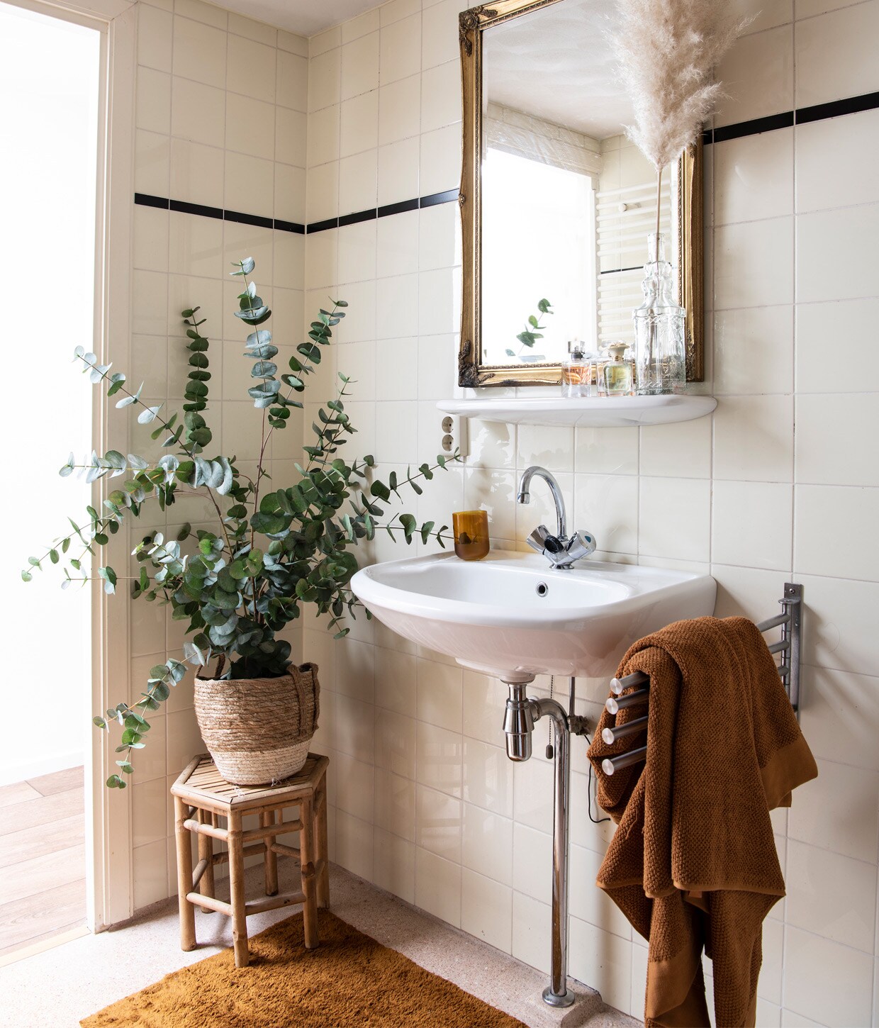 Plafondlamp BePureHome. Terracotta kleed, glas en handdoek Zara Home. Kruk, pot en eucalyptuskunstplant Blooming Interior. Spiegel van Evy’s ouders. Herkomst overige onbekend. vtwonen 11-2020 | Productie Insidehomepage | Styling Inge van Lieshout | Fotografie Louis Lemaire | Tekst Jan Willem Papo