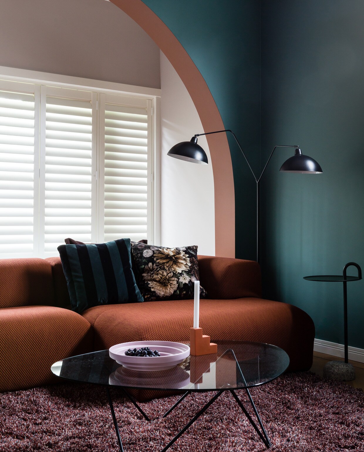 beeld vtwonen JA | vtwonen weer verliefd op je huis seizoen 12 aflevering 8 | Fotografie Barbara Kieboom, styling Marianne Luning | Kleding Marianne 10DAYS, bril STOTS