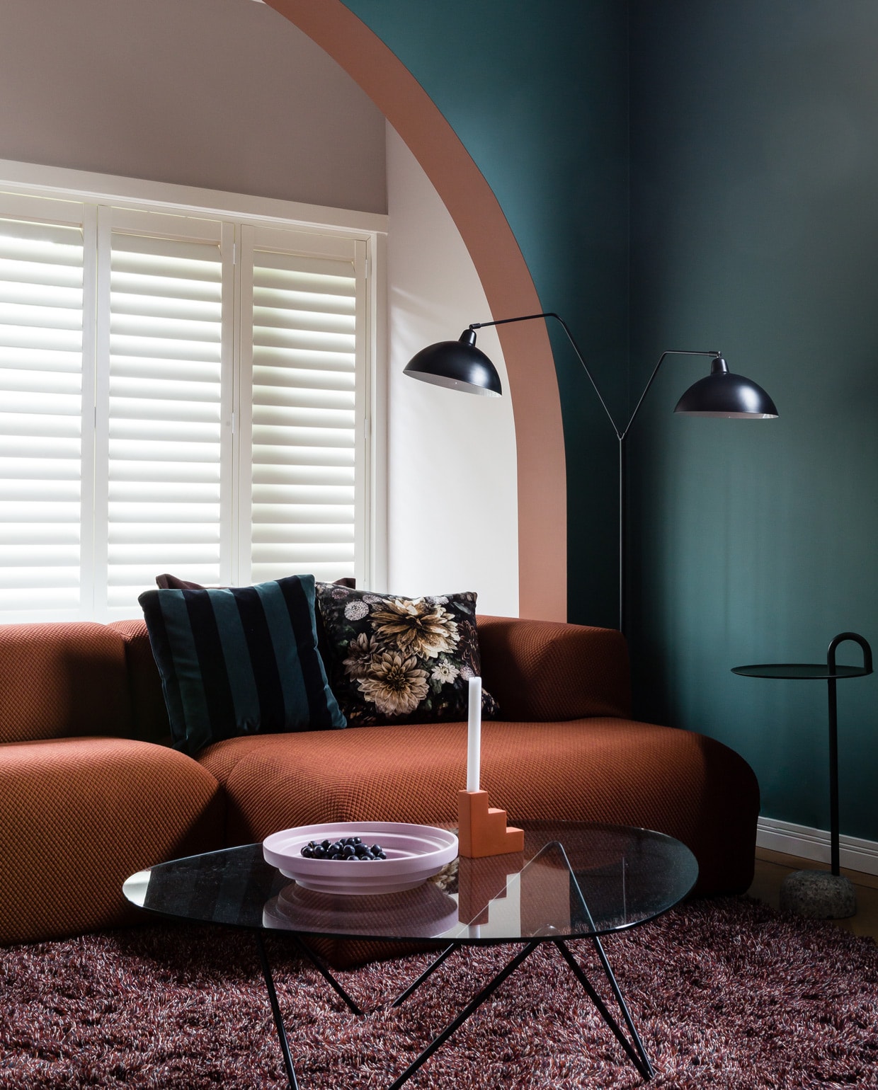 beeld vtwonen JA | vtwonen weer verliefd op je huis seizoen 12 aflevering 8 | Fotografie Barbara Kieboom, styling Marianne Luning | Kleding Marianne 10DAYS, bril STOTS