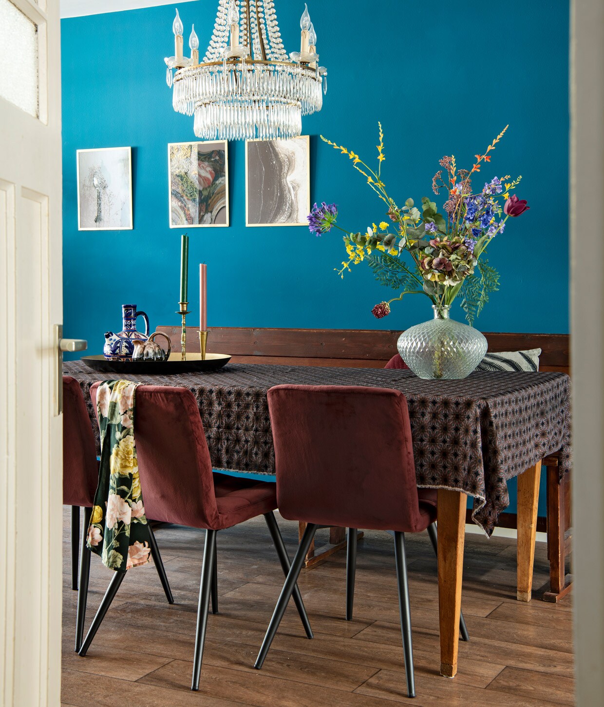 Eettafel en kerkbank van Marktplaats, stoelen Light &amp; Living, tweedehands kroonluchter gekocht op de markt.