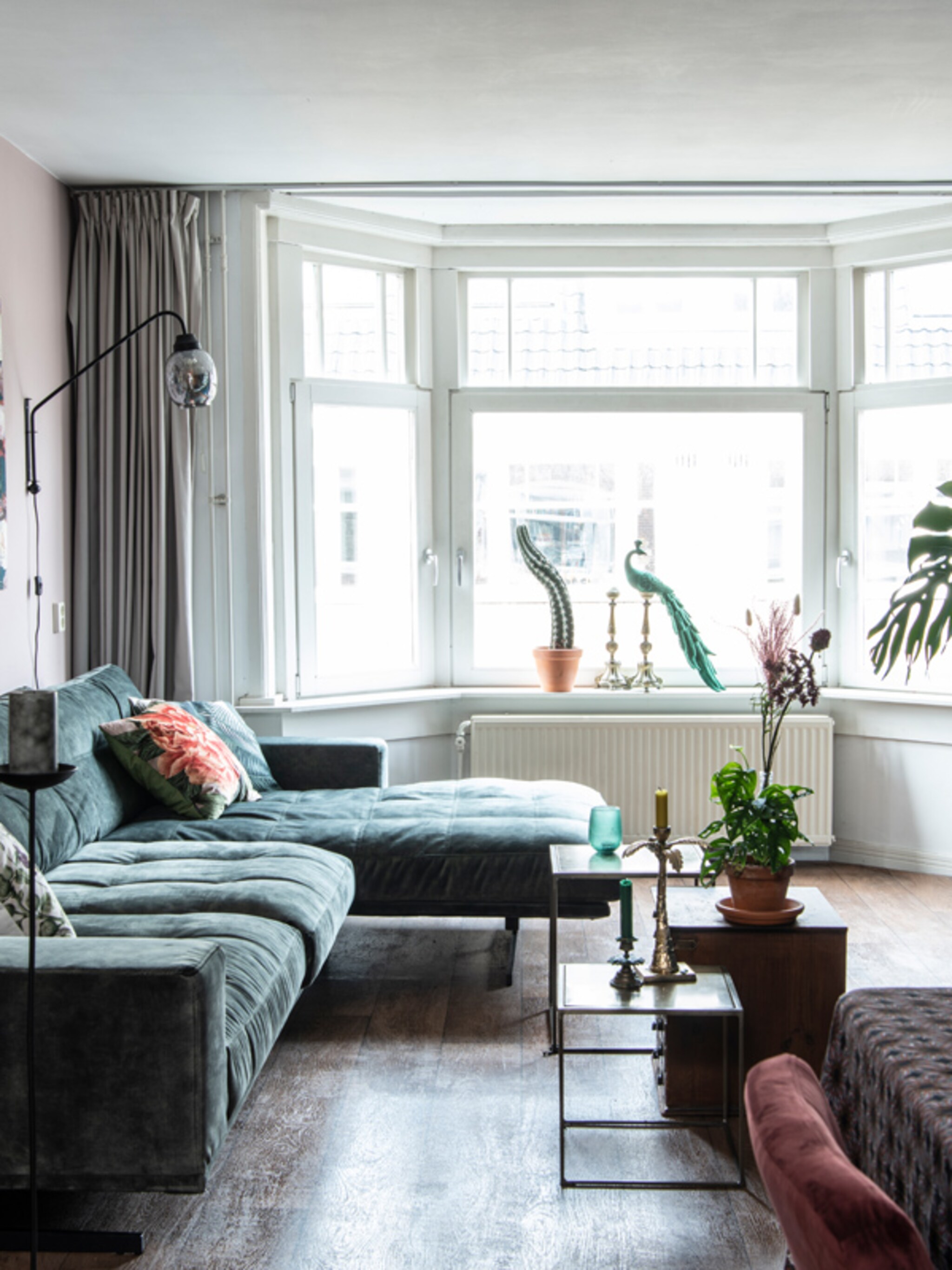 binnenkijken in een fleurig appartement in amsterdam