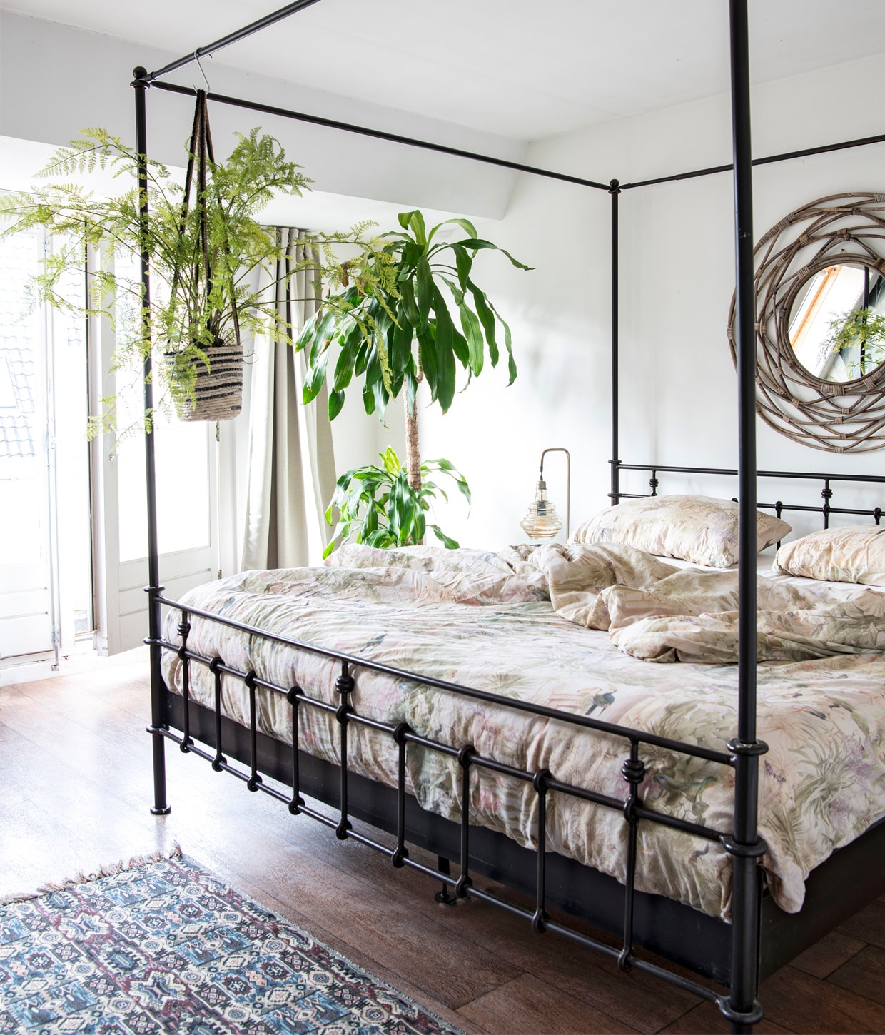 Bed van Sjoerds ouders geweest. Vintage kleed. Plafondlamp en lamp naast bed BePureHome. Planten, potten en spiegel Blooming Interior. Beddengoed Zara Home.