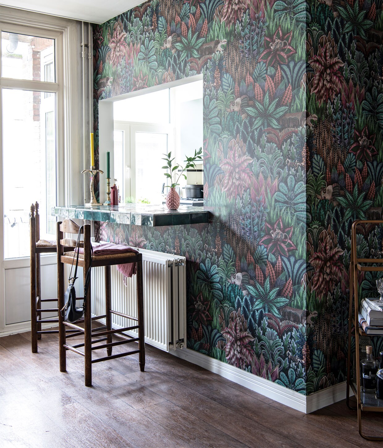 De bar zat er al, Evy heeft hem zelf betegeld. Groenetegels van Tegels in huis, grote snijplank Woonfabriek(winkel bestaat niet meer), kleinere snijplank BloomingInterior. Behang Cole &amp; Son. Herkomst zeeppomponbekend. Verf op keukenkastdeuren Card Room GreenNo. 79 van Farrow &amp; Ball.