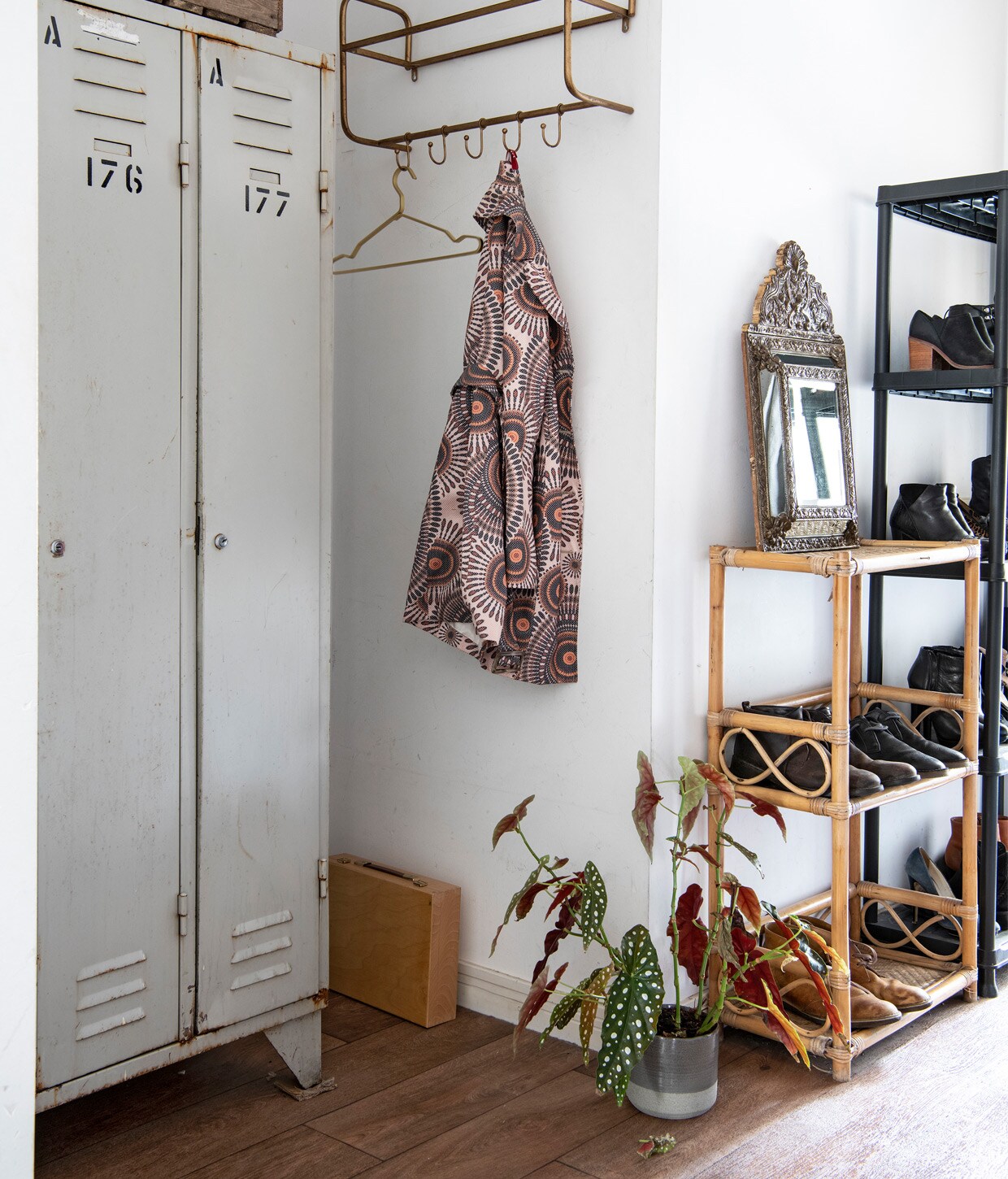 Kapstok BePureHome. Vintage spiegel,schoenenkast, tekenkoffer, jas Liv, plant en potBlooming Interior. Locker Mevius.