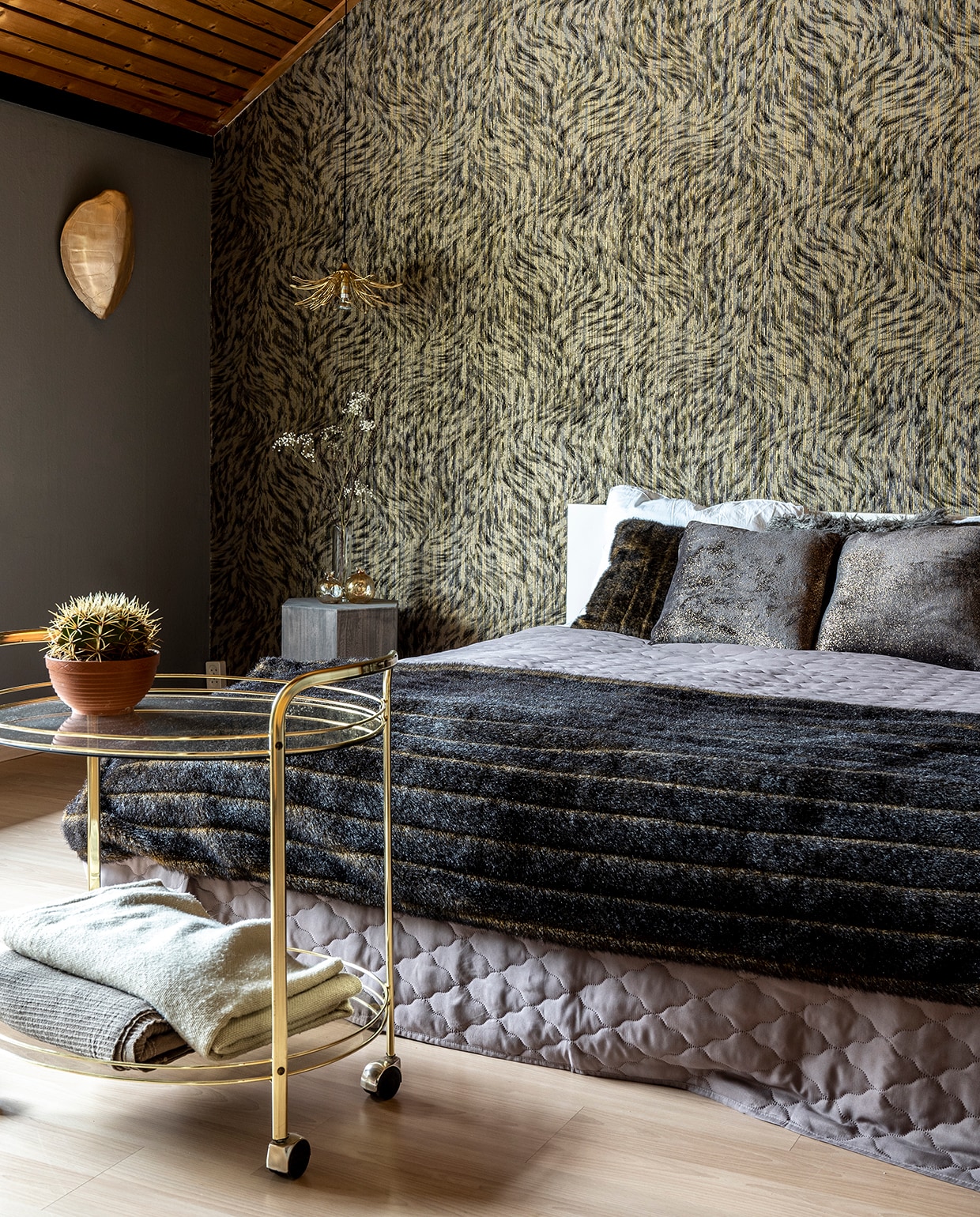 Behang Blushing Sloth uit Extinct Animals collectie van Moooi by Arte. Lamp Maisons du Monde, schildpad Rapture Interior Luxury, vintage trolley, nachtkastje Karwei, plaid van imitatiebont Kobe Interior Fabrics.