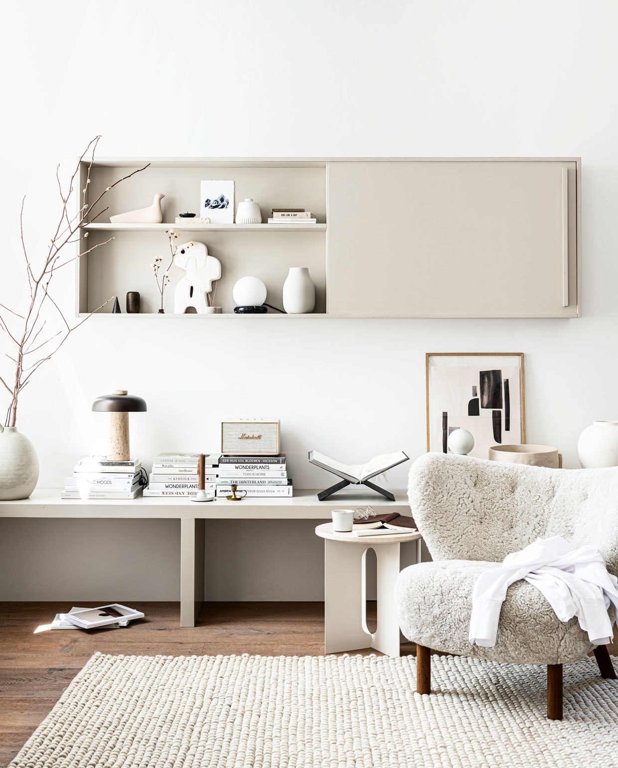 Bijzettafel Androgyne van Danielle Siggerud, met poedercoated onderstel 43x40 cm (hxØ) en tabletop in ivory marble, 1,8x42 cm (hxØ) € 449,- (menuspace.com). Overige producten: zie de vorige pagina. In de kast: houten vogel L’Oiseau van Vitra € 108,-, wit ornament Chulucanas van HKliving € 39,-, beige vaas Colora van Blomus € 36,95, tafellamp zwarte ring met witte bollamp van Ferm Living € 199,- (vtwonen.nl). Overig privébezit. vtwonen 08-2020 | productie &amp; styling Kim van Rossenberg | fotografie Sjoerd Eickmans | uitvoering Richard van Meerveld