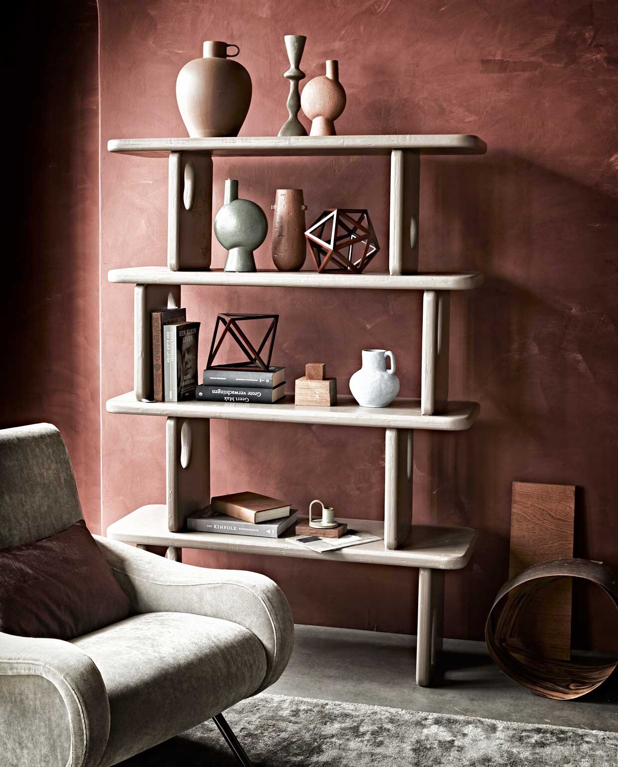 Kast vanaf € 700,- (com-anders.nl). Fauteuil € 3040,- (edha-interieur.nl). Vloerkleed met franjes, 200×75 cm € 215,-, lichtblauwe vaas € 20,99 (nordal.eu). Groene vaas € 22,-, terracotta bolvaas op voet € 16,50, terracotta cilindervaas € 13,25 (madamstoltz.nl). Houten grafische sculptuur vanaf € 50,- (taxidermy.nl). Kalkmuurverf Fresco in Cardinal Red, per liter € 45,75 (deruamsterdam.nl). Kandelaar van Urban Culture Nature € 29,95 (vtwonen.nl). Fluwelen kussenhoes, 30×50 cm € 17,99 (zarahome.nl). Overig privébezit.