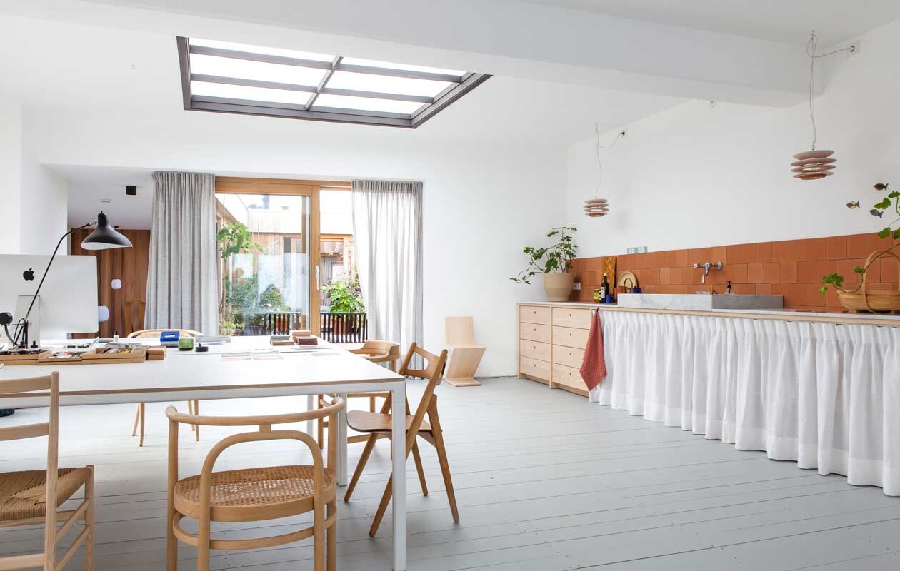 In de studio tafels van Hay, stoelen (v.a. links) Leggera van Cassina, Thonet, Carl Hansen Sawbuck chair en PP Møbler. Bureaulamp uit de Mantis-collectie van DCW éditions. vtwonen binnenkijken special 03-2020 | productie Taverne Agengy | fotografie Anna de Leeuw | Amber van Run