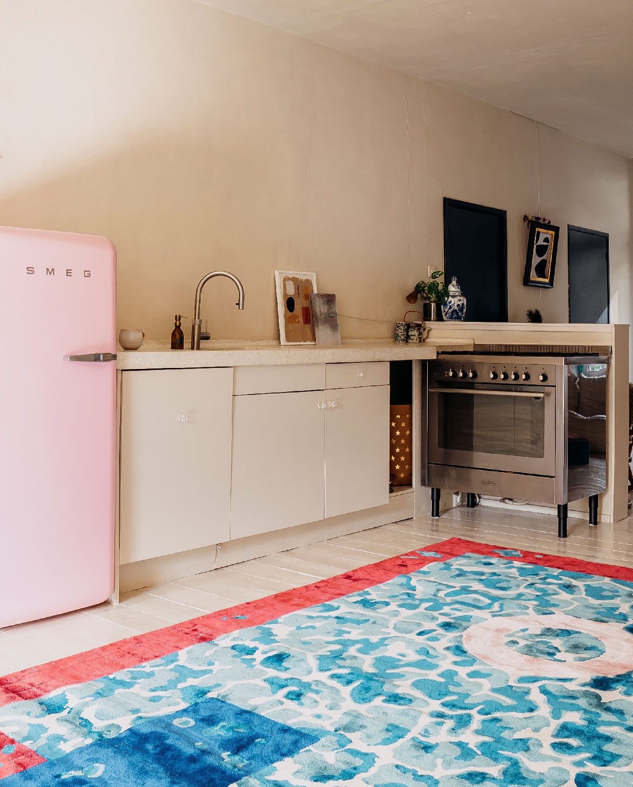 Vloerkleed Studio Vaycay, koelkast Smeg, keuken onbekend.