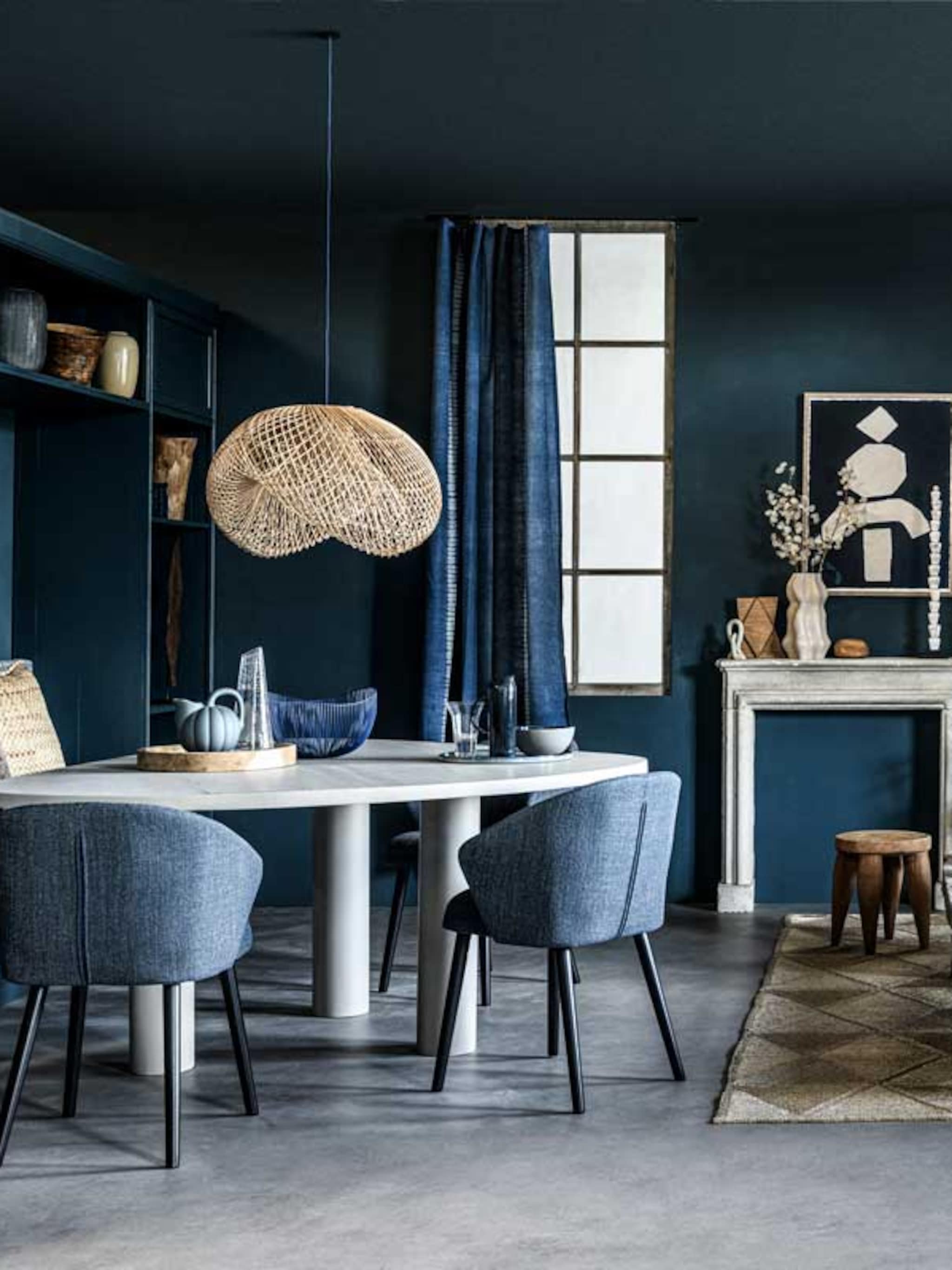 stormachtig buiten knus binnen zo creeer je warmte met blauw in het interieur