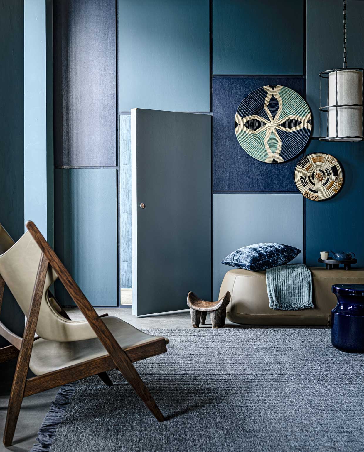 Op de wand lakverf Steel Blue, Majestic Blue, Oxford Blue en Ink Blue, per liter € 57,25 (pure-original.nl). Leren stoel € 2895,-, leren poef € 2178,-, vloerkleed prijs op aanvraag (kasstoor.nl). Oude houten kruk € 300,- (studio-yen.com). Blauw fluwelen kussen van Designers Guild € 83,-, hanglamp Beziers van Vaughan € 1553,- (wva.nl). Blauwe keramieken kruk € 1619,- (covanderhorst.nl). Raffia schalen op wand, groot, Ø69 cm € 269,- en klein, Ø43 cm € 89,-, blauwe plaid € 239,- (couleurlocale.eu). Dienblad € 29,99 (hm.com). Kop € 8,75, theepot € 39,- (klevering.nl).