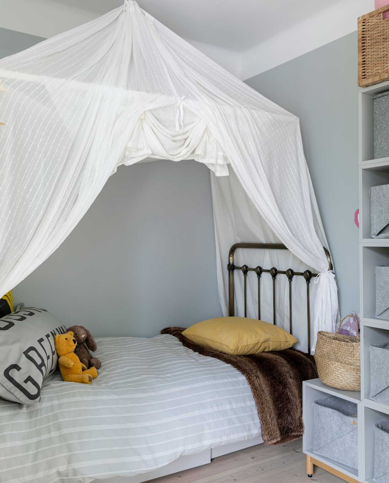 vacht H&amp;M, geelzwarte kussens Lagerhaus, beddengoed Gant Home, grijs kussen zelfgemaakt van een oud tafelkleed van H&amp;M. Klamboe zelfgemaakt, lichtslinger Granit, bed van Ellos, poster van Museum Röhsska, mand van een vlooienmarkt.