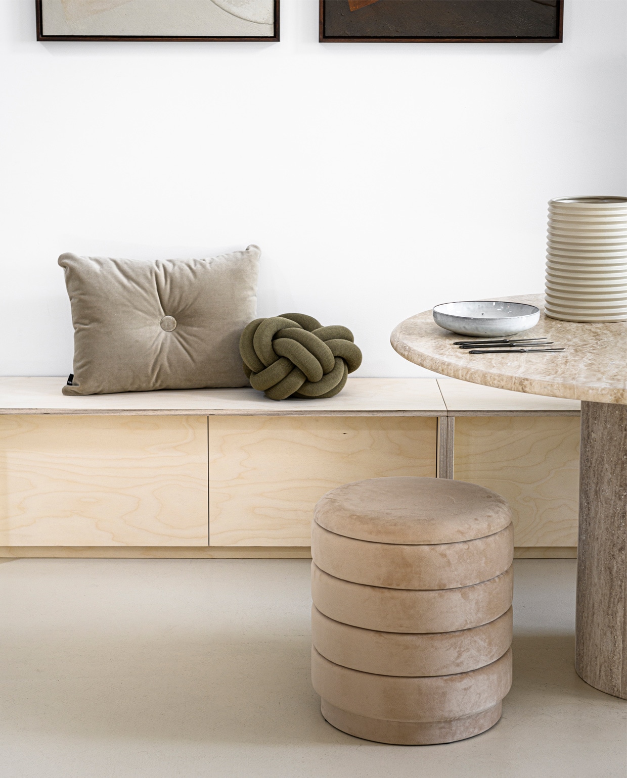 Fluwelen kussen van Hay € 79, opbergpoef Beau van Riverdale 41×44 cm cm (Øxh) € 89,95, kussen Knot khaki van Design House Stockholm € 117,-, dessertmessen van Serax set van 3 € 9,95, schaal Nordic Sand van Broste Copenhagen € 19,99, geribbelde vaas Aleray van Kave Home € 38,- (vtwonen.nl).
