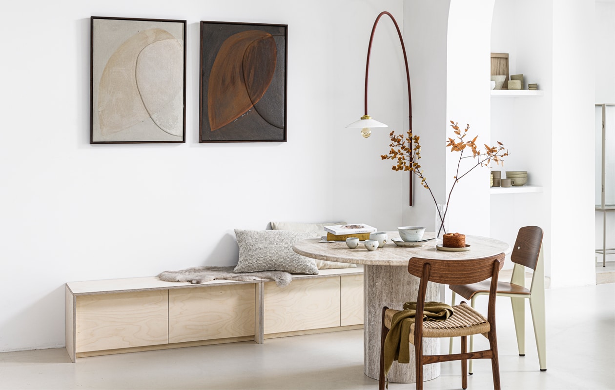 Kunst Art Happa collection 2020, prijs op aanvraag (tessaderijk.com). Lamp Valerie Object € 720,-, wollen kussen € 125,-, Japanse kopjes Takashi per stuk € 35,-, grote Japanse kop Takashi € 46,50, Japanse kom Takashi € 54,-, Japanse schaal Takashi € 65,-, ronde travertin tafel Bean 125×76 cm (Øxh) € 3800,-, houten stoel CH23 van Carl Hansen vanaf € 779,-, theedoek € 19,- (pantoufle-design.nl). Wollen vacht € 65,- (loods5.nl). Velvet kussen van Hay € 79,- (vtwonen.nl). Stoel Standard van Jean Prouvé € 675,- (vitra.com). Boeken privébezit. vtwonen 10-2020 | productie &amp; styling Kim van Rossenberg | uitvoering Richard van Meerveld | fotografie Sjoerd Eickmans | assistent Sanne Ketelaar