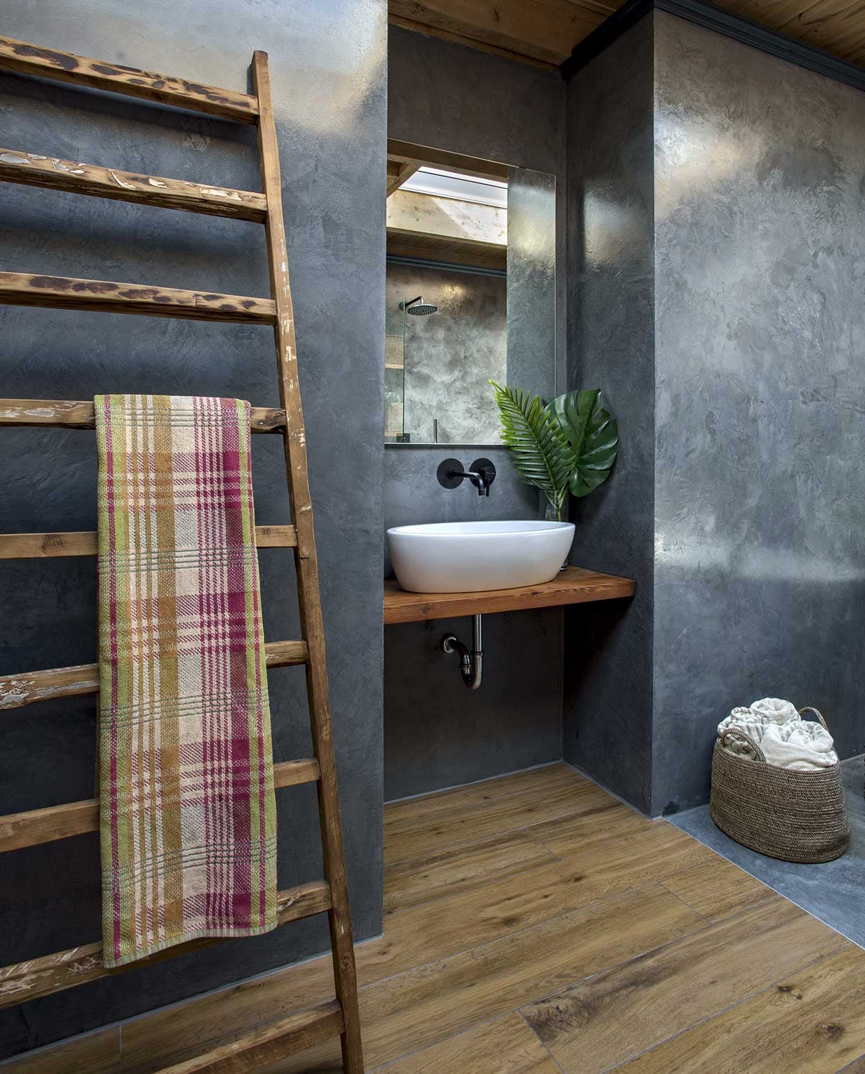 wandtegels The Windsor Bathroom Company, kranen en douches Steel &amp; Brass. Ladder , De Troubadour. Herkomst overige onbekend.