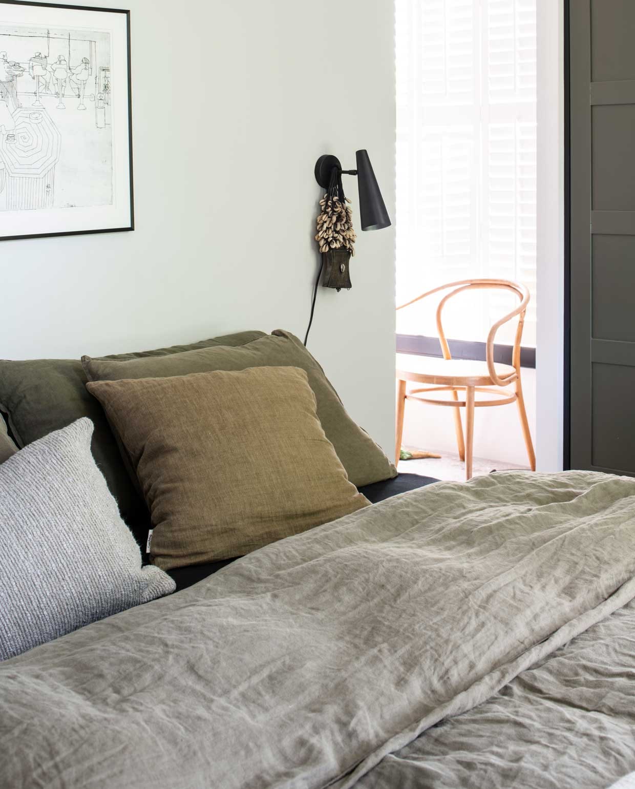 Bed Auping. Beddengoed H&amp;M Home. Kleed Ikea. Shutters Raamidee. Tafeltje Staall en Tetterode Natuursteen. Vaas Things I Like Things I Love. Prints Maja Krstic, Picasso. Kast en grepen Ikea. Muurverf Green Smoke van Farrow &amp; Ball. vtwonen special binnenkijken 121-2020 | productie InsideHomePage | styling Marit Saladini | fotografie Louis Lemaire