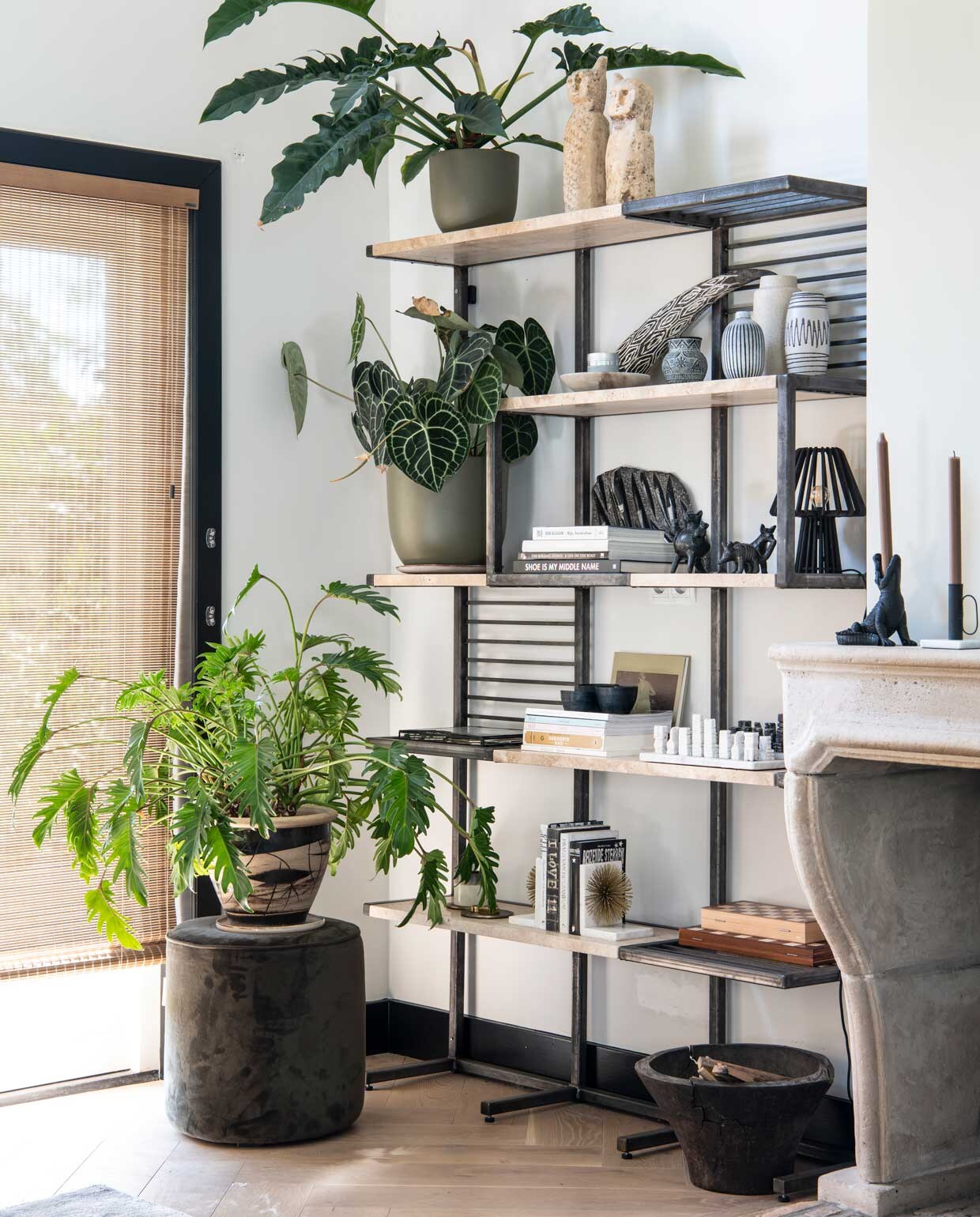 Kast Zelfdesign. Tafel Dotshop. Lamp Ay Illuminate. Zwarte stoel Vitra. Grijze stoel De Vorm. Vis, vaas met pampasgras, dienblad, visfles met glazen, servies en overige accessoires Things I Like Things I Love. vtwonen special binnenkijken 121-2020 | productie InsideHomePage | styling Marit Saladini | fotografie Louis Lemaire