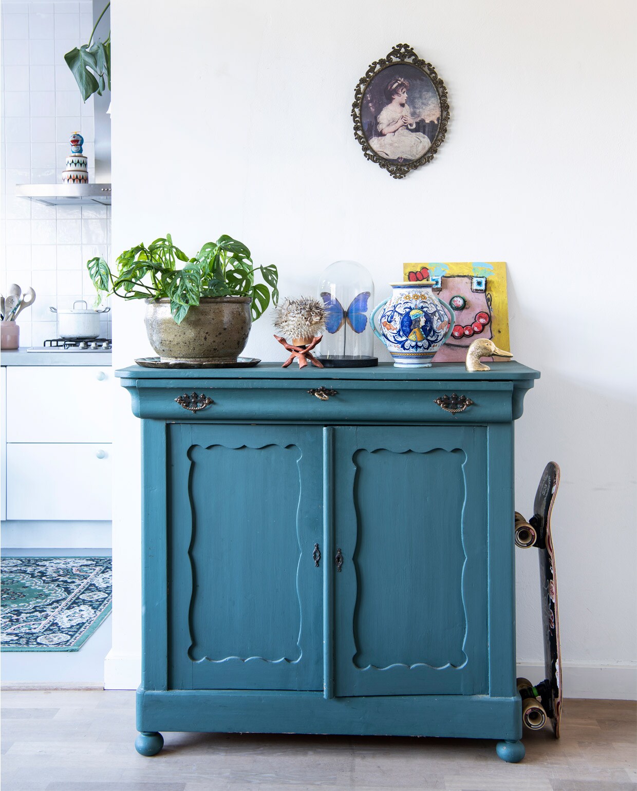 Kast van kringloop, zelf geschilderd met verf vintage paint Forest Green van Jeanne d’Arc Living. Bloempot tuincentrum Het Oosten. Kogelvislamp Hutspot. Vlinder in stolp De Museumwinkel. Oude vaas van Kims opa en oma. Eend souvenir uit Lissabon. Kunstwerk van Pleun, geïnspireerd door Karel Appel. Lijst op de muur Fortune Flea. vtwonen binnenkijk special 12-2020 | productie Insidehomepage | styling Kim Timmerman | fotografie Louis Lemaire