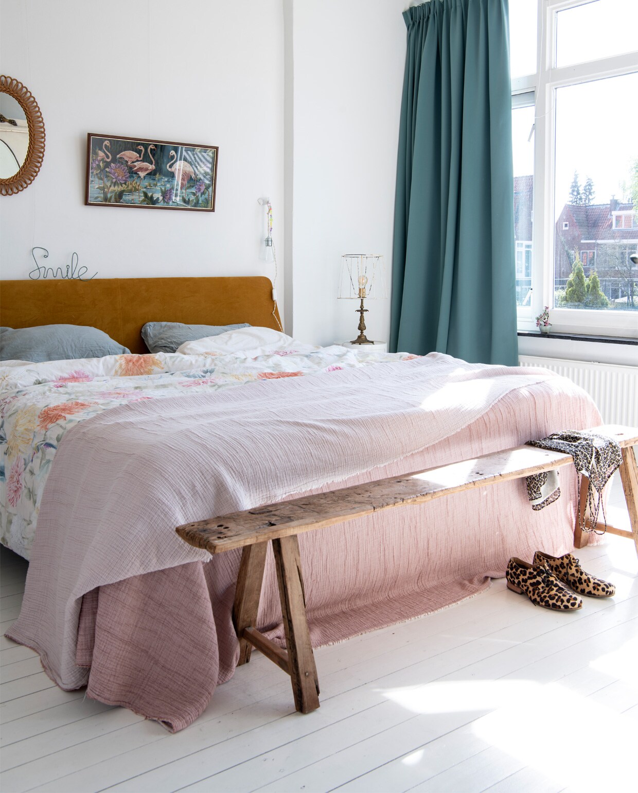 Bed Essential van Auping. Beddengoed en sprei Zara Home. Bank Loods 5. Gordijnen Hema. Spiegel Fortune Flea. Ornament Smile Kwantum. Wandlamp Sissy-Boy, lamp met brocante voet kringloopwinkel. vtwonen binnenkijk special 12-2020 | productie Insidehomepage | styling Kim Timmerman | fotografie Louis Lemaire