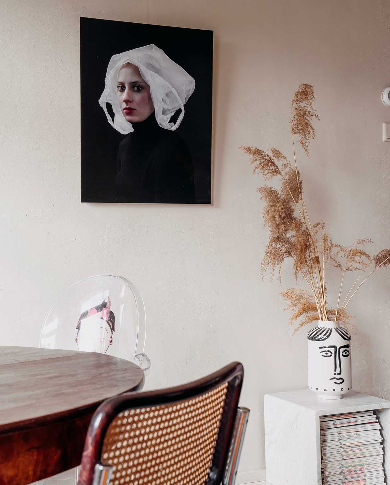 zwarte stoel vintage. Foto aan de wand uit de serie ‘Paula’ van Hendrik Kerstens. Bliksemschicht via Bride &amp; Wolfe.
