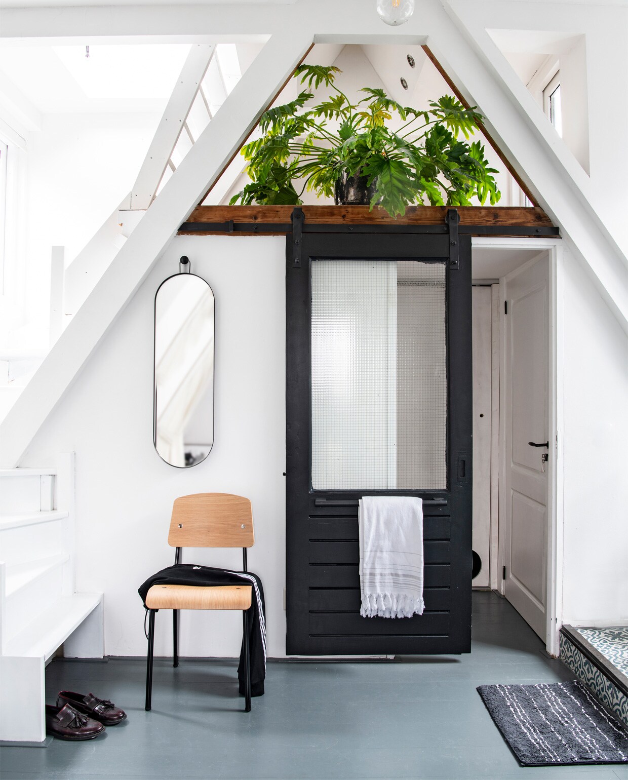 Spiegel Poise van Ferm Living, stoel Vitra Standard van Jean Prouvé, hamamdoek cadeau van moeder, badmat H&amp;M, schuifdeur zelfgemaakt van een oude deur.