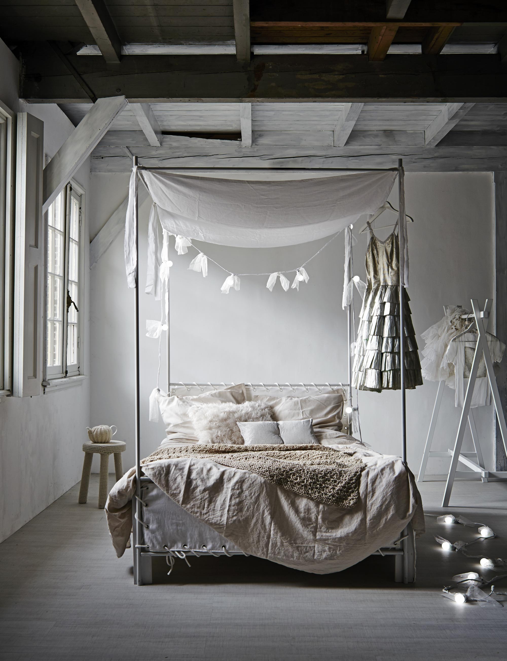 Hemelbed (Combitex). vtwonen dekbedovertrek Momo 240×220 cm (House in Style). Gebreide sprei, kanten topje (Atelier Sukha). Kussens Crystal Capiton silver white 30×60 cm, Cushion Caesar Shell 100% mohair/linnen 45×60 cm (Mrs. Me). Gehaakt krukje (Pols Potten). Lichtsnoer met lampjes Bella Vista van Seletti (Van Mokum). vtwonen kledingrek (Coming). Tule rok, jurk (Laura Dols). Theepot privébezit.