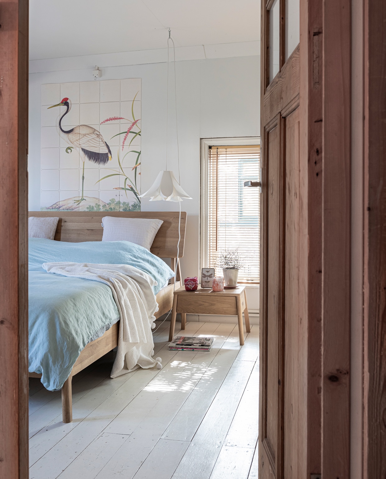 Bed en nachtkastje Ethnicraft. Lijstje Sissy-Boy. De waxinelichthouder van Himalayazout was een cadeau. Beddengoed Zara Home. Wanddecoratie Ixxi. Hanglamp Normann Copenhagen. Raambekleding Xenos.