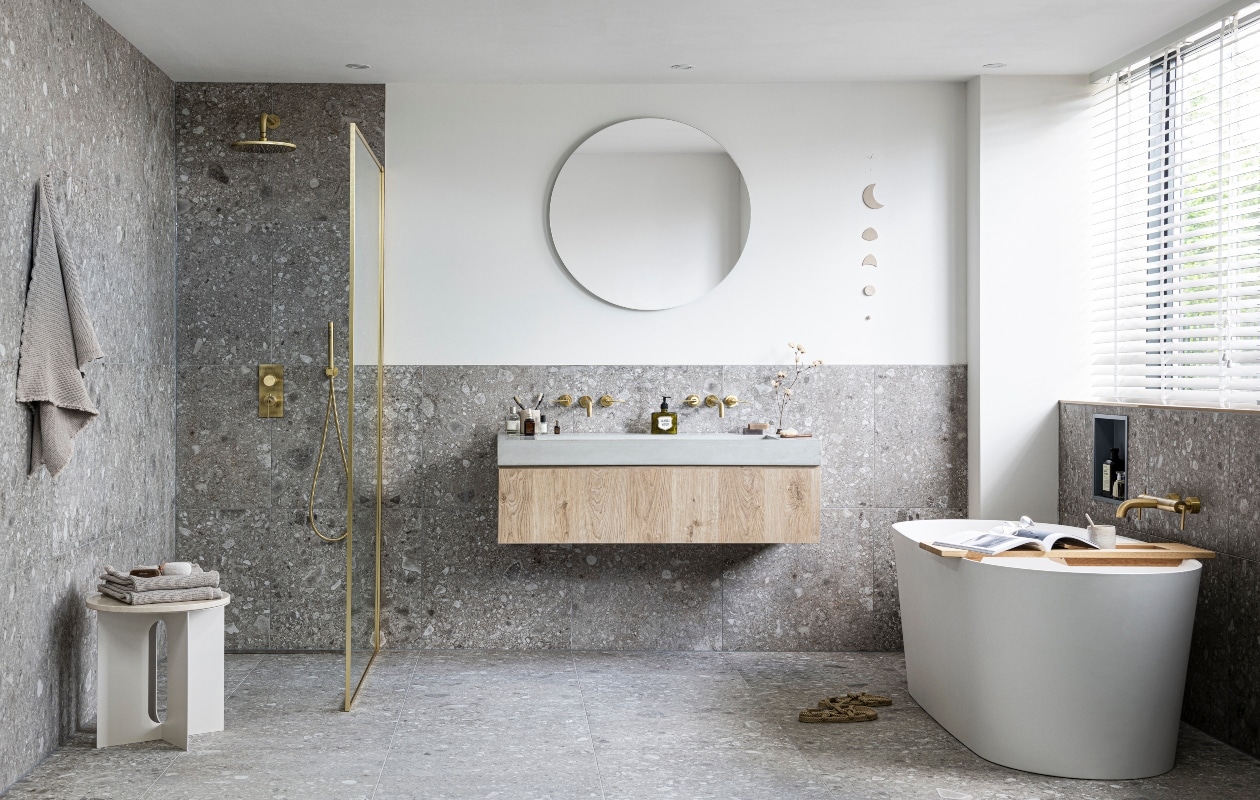 Vrijstaand bad Tub in kleur Powder White, 165x72x60 cm(lxbxh) € 3085,-, badplank Board in blank eiken, 78×27 cm(lxb) € 275,-, badthermostaat Grip met hendels in kleurBronze € 895,- (ook in kleuren Black Steel, Brushed, Charcoalen Chrome). Wastafel onderkast Cube van eikenfineer inkleur Oak, met 1 lade, 30x120x43,5 cm (hxbxd) € 519,-(ook in kleuren Oak Black en in 30x60x43,5 cm € 455,- en30x90x43,5 cm € 469,-), wasbak Tank van beton in kleurConcrete, zonder kraangaten,10x120x46 cm (hxbxd)€ 1199,- (ook in kleuren Concrete Black en White en diverseformaten), wandkraan Grip afdekset 2-greeps, uitloop23 cm in kleur Bronze € 453,- (ook in kleuren Black Steel,Brushed, Charcoal en Chrome). Douchethermostaat Gripmet hendel in kleur Bronze € 839,- (ook in kleuren BlackSteel, Brushed, Charcoal en Chrome), hoofddouche Solid inkleur Bronze, 25 cm € 570,- (ook in kleuren Black Steel,Brushed, Charcoal en Chrome), douchearm Solid 30 cm inkleur Bronze € 144,- (ook in Black Steel, Brushed, Charcoal enChrome), staafhanddouche Solid in kleur Bronze € 92,- (ookin Black Steel, Brushed, Charcoal en Chrome) met doucheslang in kleur Bronze € 48,- (ook in Black Steel, Brushed,Charcoal en Chrome), slangaansluitknie Solid in kleurBronze € 76,- (ook in Black Steel, Brushed, Charcoal enChrome) , tegels Composite Dark Grey, 60×60 cm per m²€ 57,50 (ook in 120×120, 30×60, 15×60 cm, Muretto enMozaïek in 30×30 cm). vtwonen collectie 08-2020 badkamer
