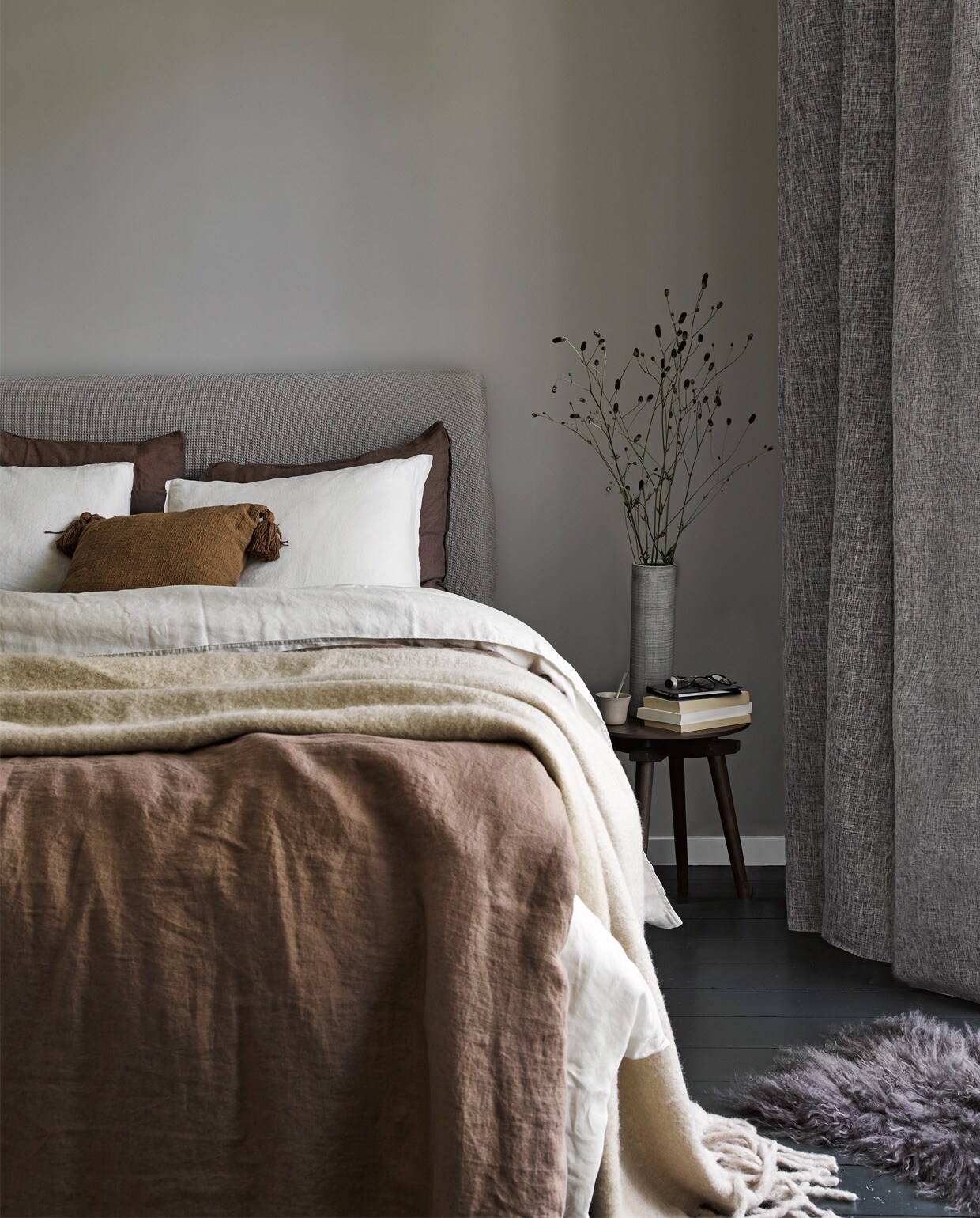 Gordijn Dusk Lichtgrijs, verduisterend met plooi. M.m.v. paviljoennoord.com (mok), loods5.nl (sprei, schapenvacht). Overig privébezit.