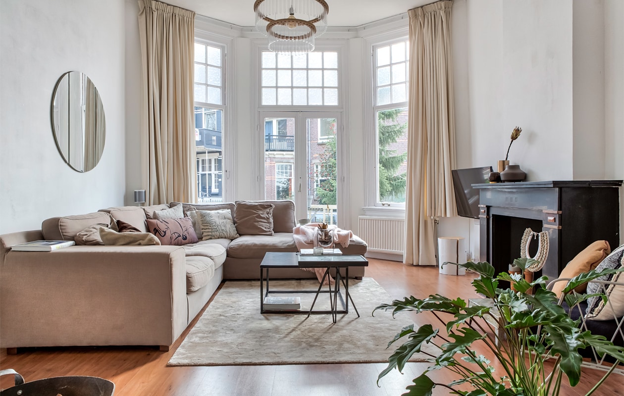 &gt; Bank Bright Living. Vloerkleed Wehkamp. Vierkante tafel gemaakt door opa van Gijs, hoog tafeltje van een kringloop. Lamp zelfgemaakt door Evi. Aardewerk pot op schouw Loft.