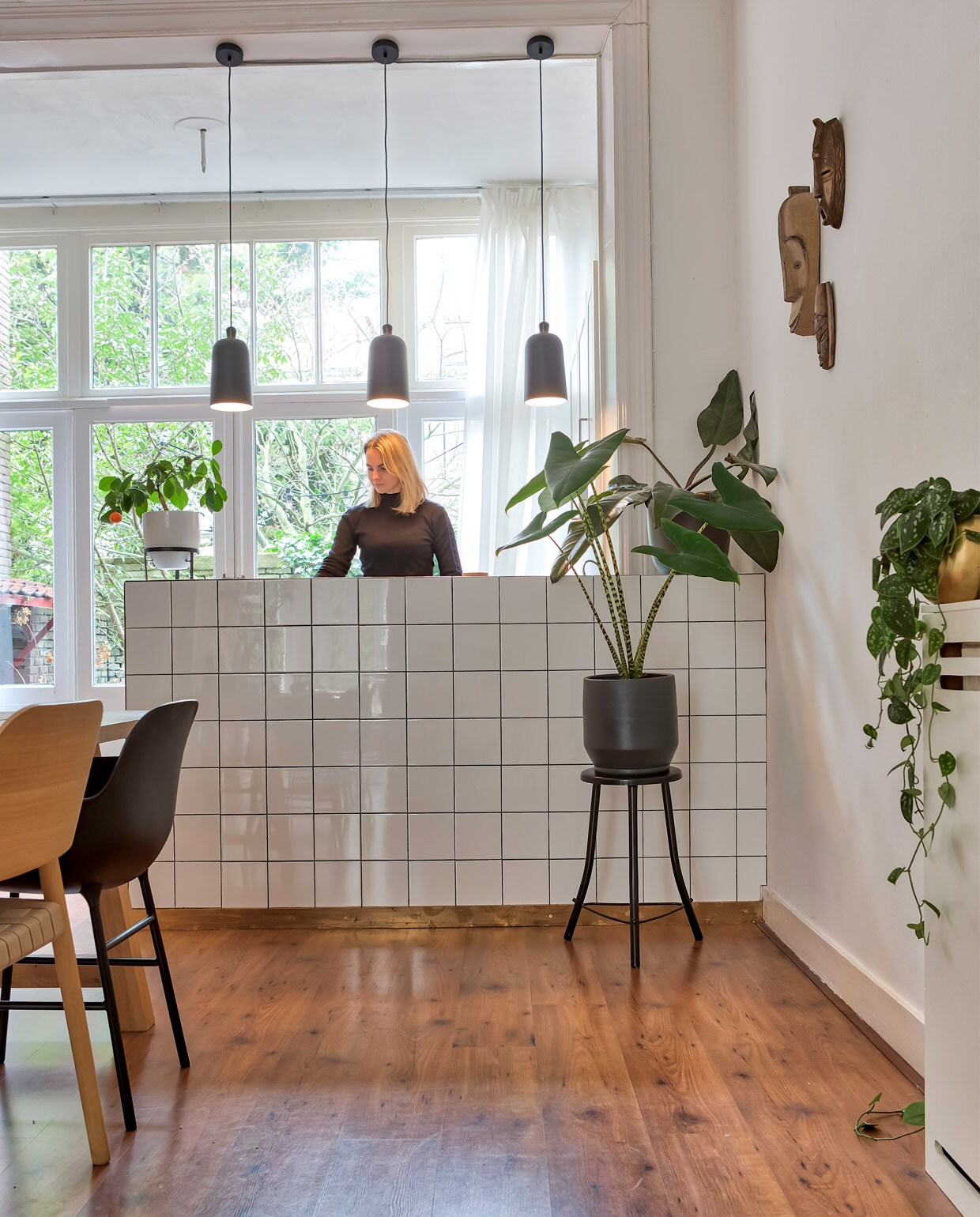De witte tegels kochten Evi en Gijs bij de bouwmarkt. Zwarte hanglampen whkmp’s Own. Witte plantenpot Loft, zwarte houder Sissy-Boy Homeland. Het krukje waar de plant op staat vond Evi langs de weg. Maskers aan de muur waren een cadeau.