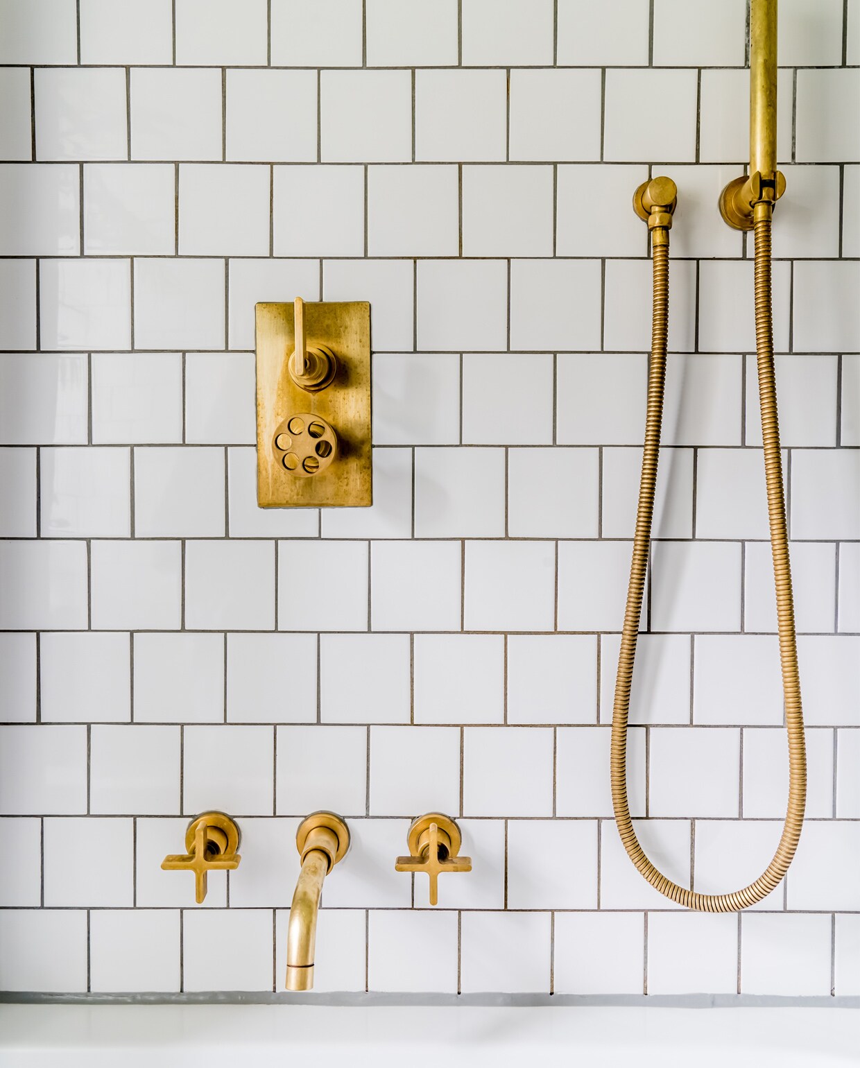Messing badkamerkranen zijn er o.a. van Grohe, Hansgrohe en Saniclear. vtwonen 10-2020 | Productie Features &amp; More | Styling Wilma Custers | Fotografie Ivar Janssen