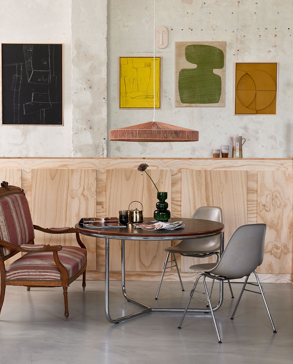 Vintage tafel, 100x76 cm (Øxh) prijs op aanvraag, vintage Eames kuipstoel, per stuk € 595,- (neeflouis.nl). Antiek bankje € 375,- (vandijkenko.nl). Kunst aan wand: zwart, 60x80 cm € 279,-, geel, 40x50 cm € 195,- en oker € 329,-, keramieken masker Chulucanas € 39,95, hanglamp Terra Shades van touw € 289,-, goudkleurige theepot € 49,95, koffiekan Saturnus € 39,95, mokken per stuk € 5,95 (hkliving.nl). Wandkleed van Urban Nature Culture, 65x50 cm € 79,95, diepgroene glazen vaas, 25 cm (h) € 36,90 (vtwonen.nl). Glaasjes per stuk € 3,99 (hm.com). vtwonen 06-2021 | styling Fietje Bruijn | fotografie Dennis Brandsma