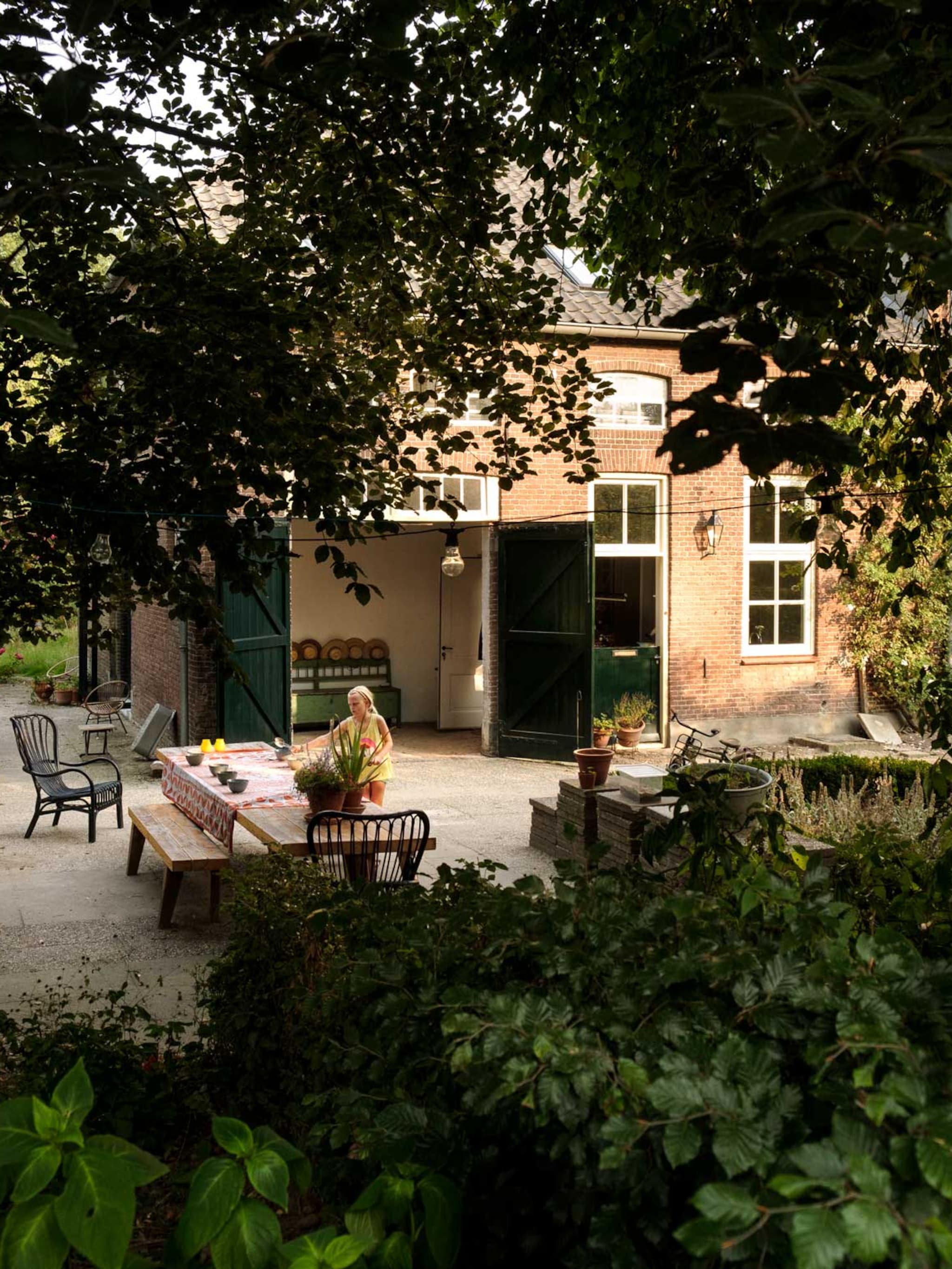 buitenkijken bij een voormalige appelboerderij