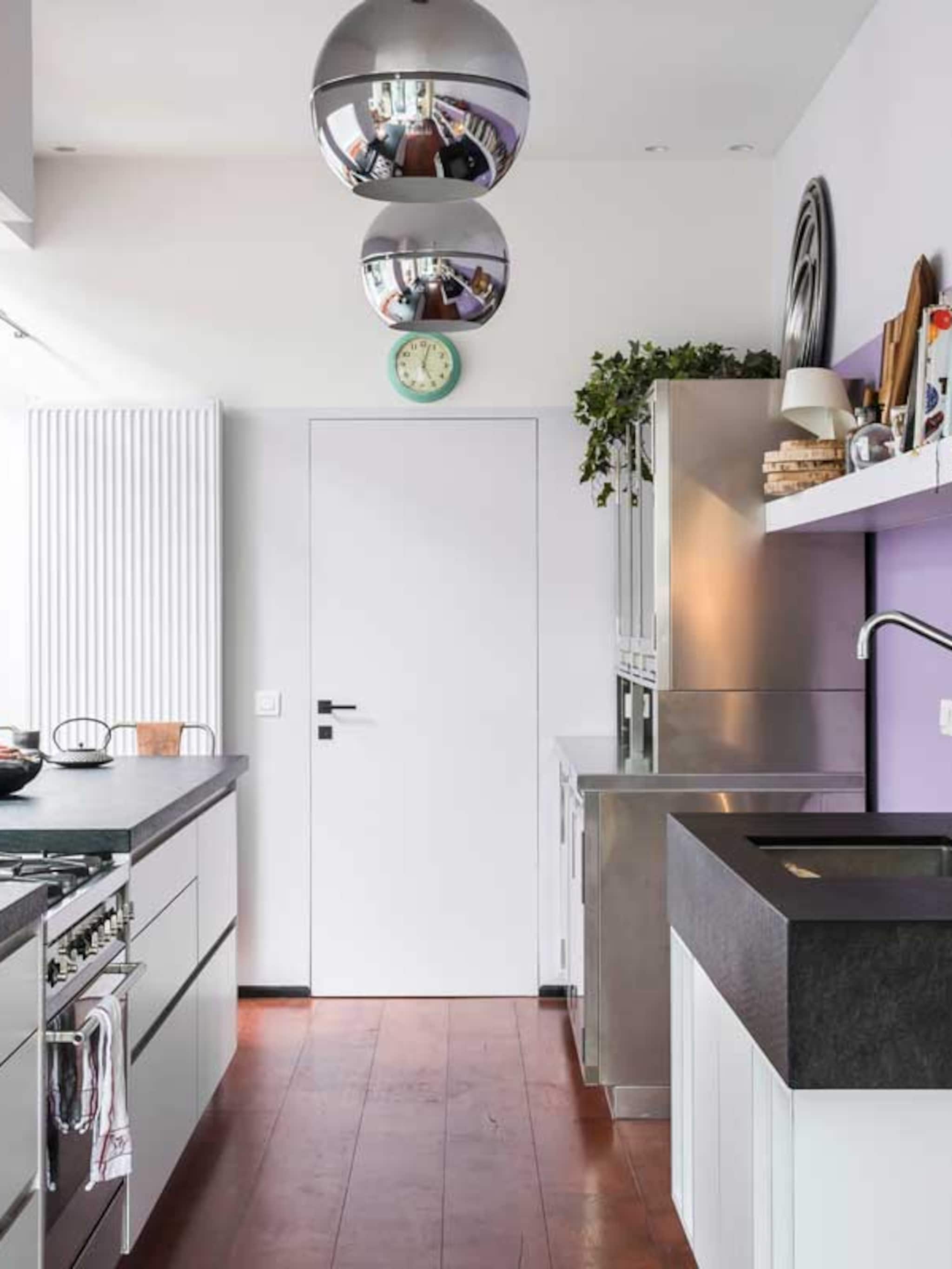 binnenkijken in een paarse keuken met professionele allure