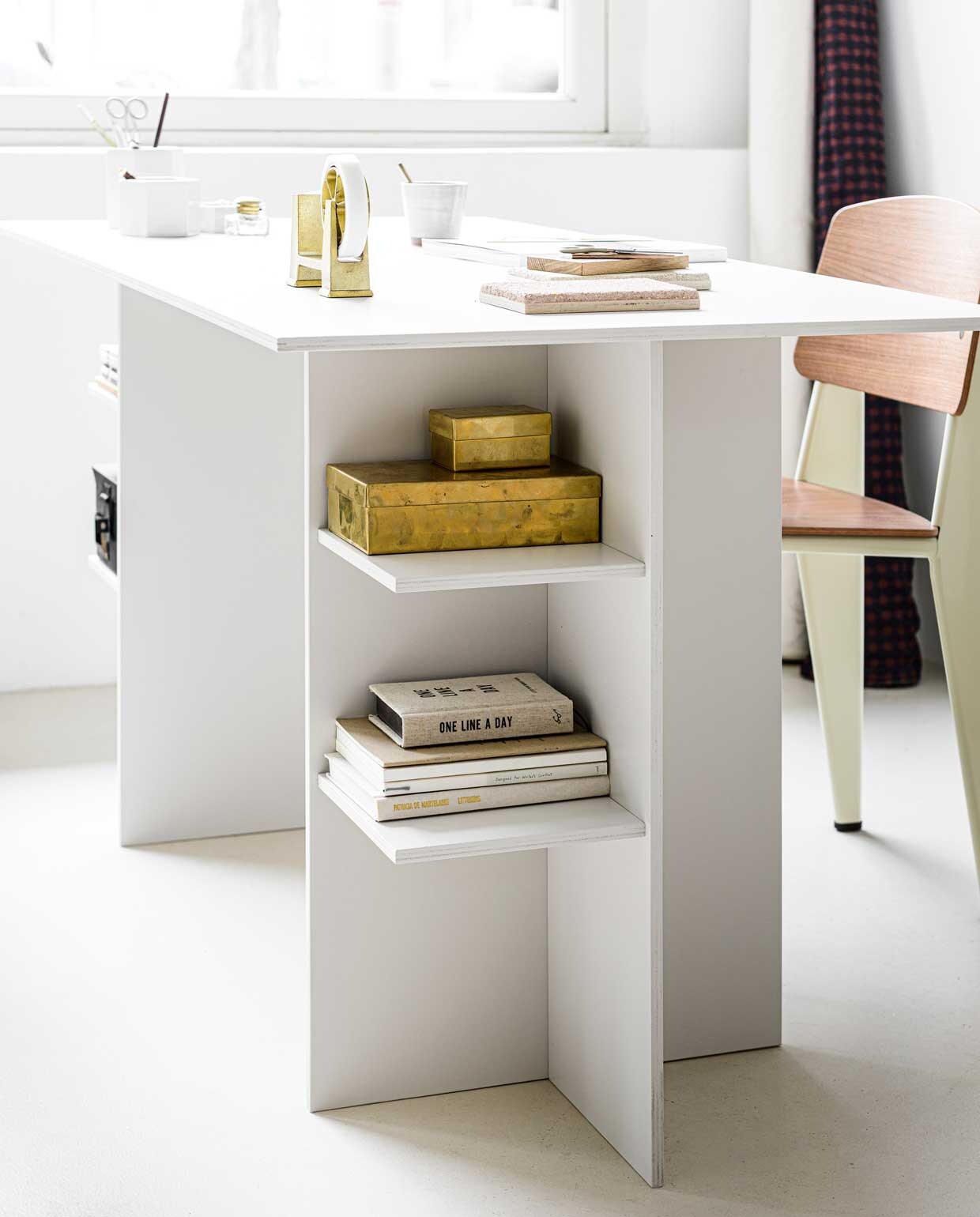 Messing box vanaf € 39,-, messing tapehouder € 242,-, hexagon containerset van Vitra € 83,99 (vtwonen.nl). Stoel Standard van Jean Prouvé € 675,- (vitra.com). Kleur verf van het bureau is Coffee Cream (pure-original.nl). Overig privébezit.