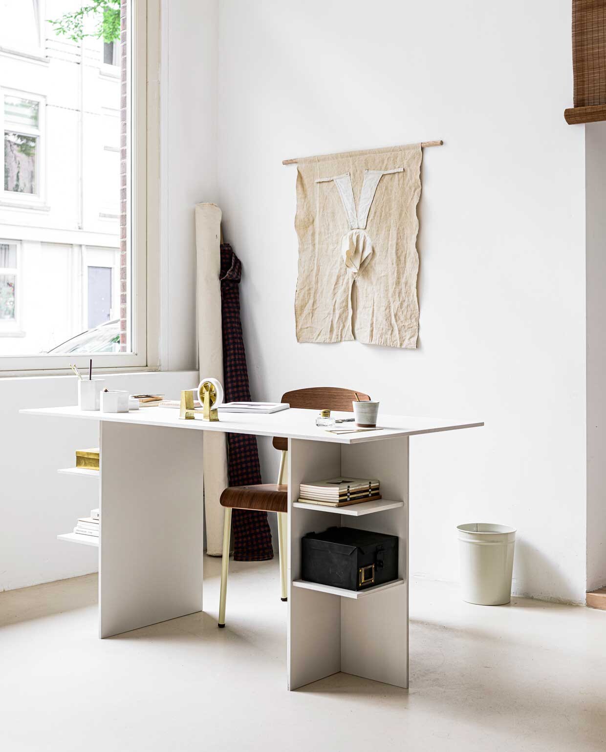 Rollen stof prijs op aanvraag, wandkleed prijs op aanvraag, messing tapehouder € 242,-, messing box € 59,-, messing lepel € 45,- (pantoufle-design.nl). Stoel Standard van Jean Prouvé € 675,- (vitra.com). Mok van Broste Copenhagen € 10,70, hexagon containerset van Vitra € 83,99 (vtwonen.nl). Prullenbak € 29,- (thefinestore.com). Zwart metalen opbergbox van Brut Amsterdam € 39,95 (loods5.nl). Kleur verf van het bureau is Coffee Cream (pure-original.nl). Overig privébezit.
