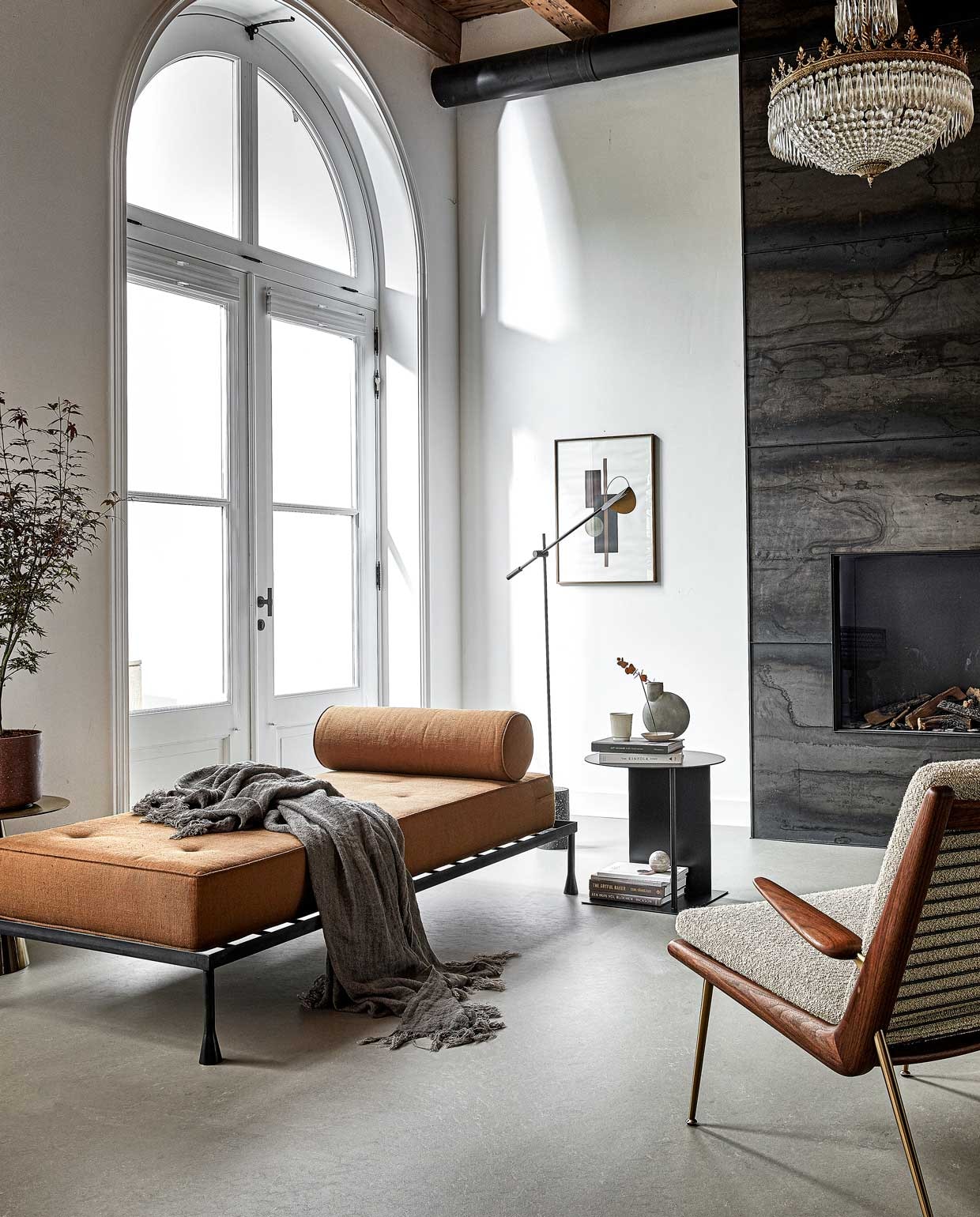 Marmoleum vloer kleur VTW17 Grind, per m² , € 43,95 (excl. installatie)., , M.m.v. paullelieveld.com (daybed), kasstoor.nl (fauteuil van &amp;Tradition), nordal.eu (plaid), vtwonen.nl (zwart metalen tafeltje van Ferm Living, staande lamp van Bolia, gouden bijzettafel), loods5.nl (lijst met poster, vaas, beker), suhka.nl (wierrookhouder). Overig privébezit.