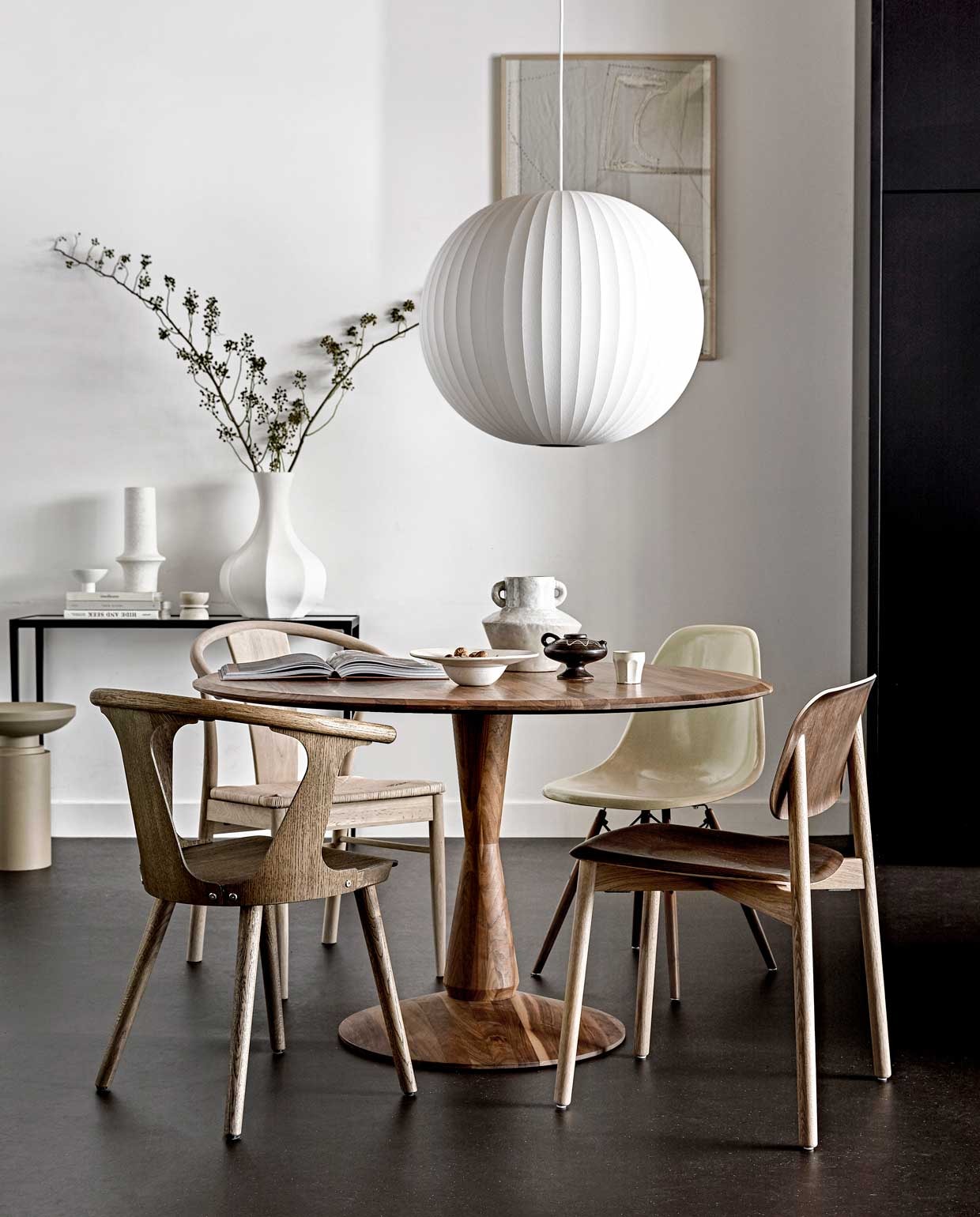 Marmoleum vloer kleur VTW01 Basalt, per m² , € 43,95 (excl. installatie)., , M.m.v. vtwonen.nl (hanglamp Nelson ball bubble van Hay, witte grote vaas van Urban Nature Culture, vaas met twee oortjes Connor van Bloomingville, licht houten stoel Okke van Vestbjerg, houten stoel zonder armleuningen Soft Edge 212 van Hay), kasstoor.nl (houten eetkamerstoel van &amp;Tradition), loods5.nl (diep bord en espressokopje van House Doctor, witte smalle hoge vaas), bolia.com (witte kaarsenhouder Hour, theedoek), demachinekamer.nl (walnoothouten tafel Volante van Sav &amp; Okse, vintage vitra stoel), paullelieveld.com (zwart stalen sidetable , met glazen blad), nordal.eu (ronde beige bijzettafel), suhka.nl (houten lijst met stoffen kunstwerk) en hkliving.nl (porseleinen kom op voet). Overig privébezit.