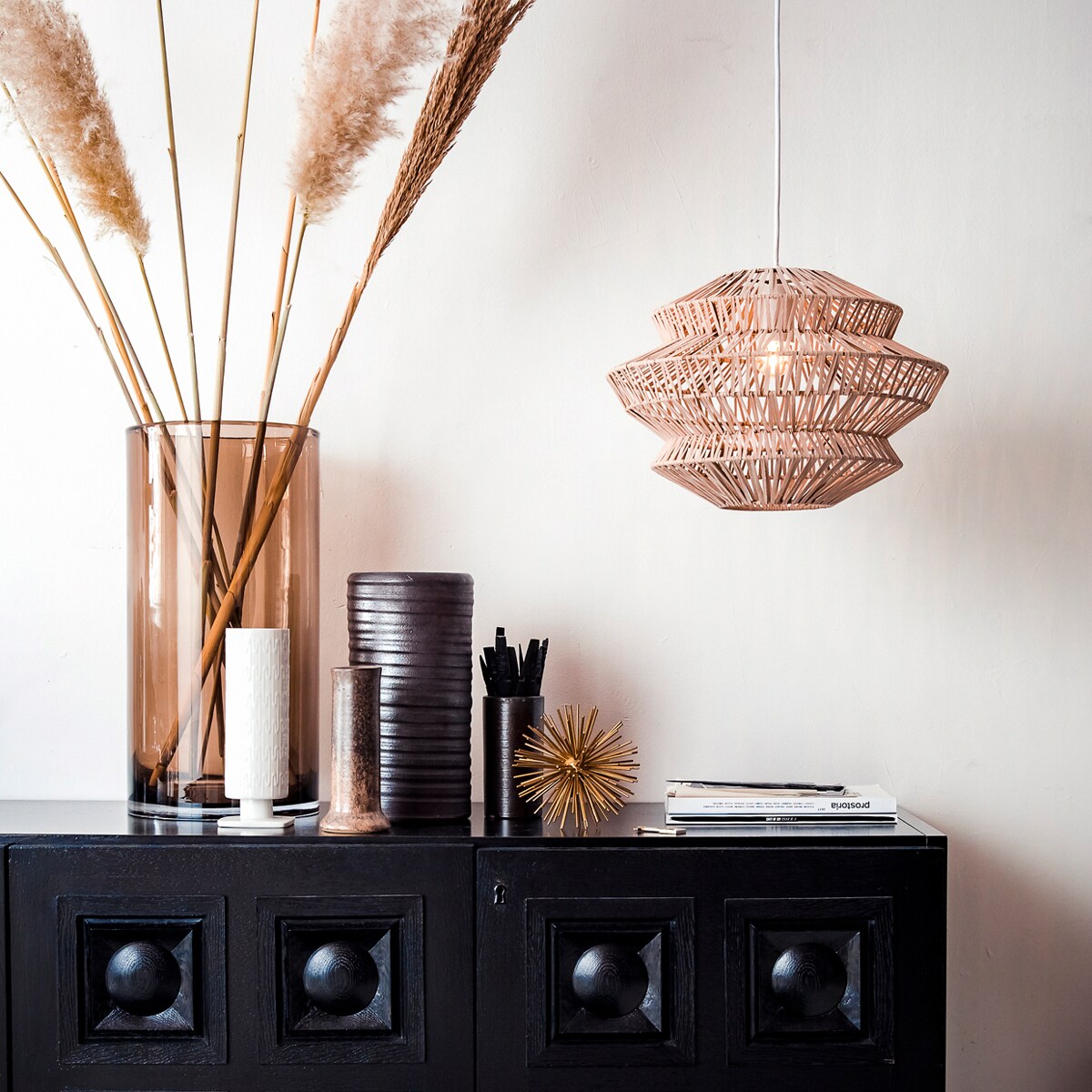 Hanglamp Flame van suède, naturel, 27,5×40 cm (hxØ), ook verkrijgbaar in 40×55 cm (hxØ). M.m.v. cocooncollectables.nl (kast, vazen), polpotten.nl (messing object), kaarten privébezit.