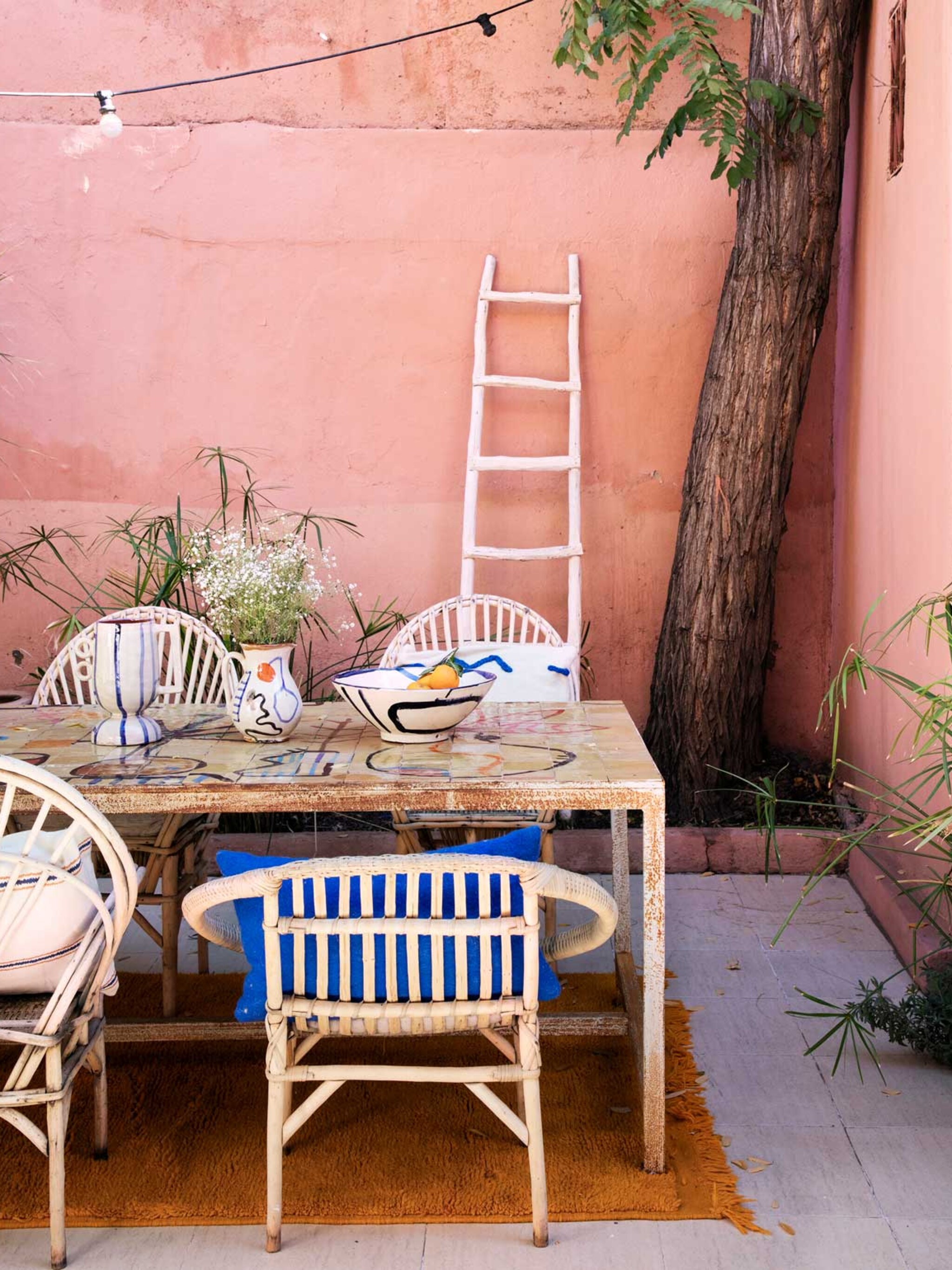 buitenkijken bij een roze patio in marrakech