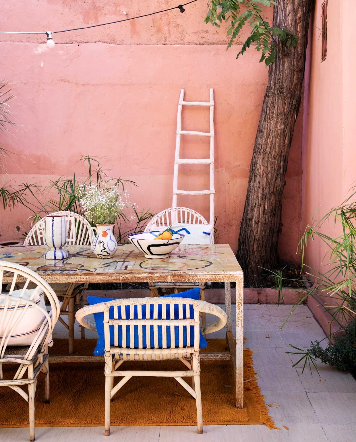 Tafel met tegels zelfontworpen. Stoelen, kleed en ladder herkomst onbekend. Kussens, vazen, schaal Lrnce. vtwonen 09-2020 | fotografie Stine Christiansen