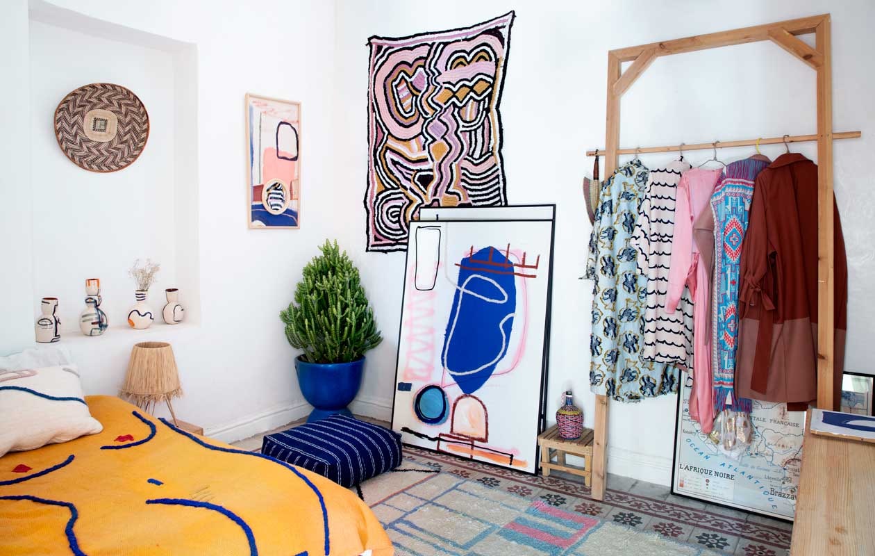 Kussens, spreien en vazen Lrnce. Bed gemaakt door lokale timmerman. Schilderijen Lrnce, kledingrek uit Laurences showroom. Kruk, lamp en wanddecoratie herkomst onbekend. vtwonen 09-2020 | fotografie Stine Christiansen