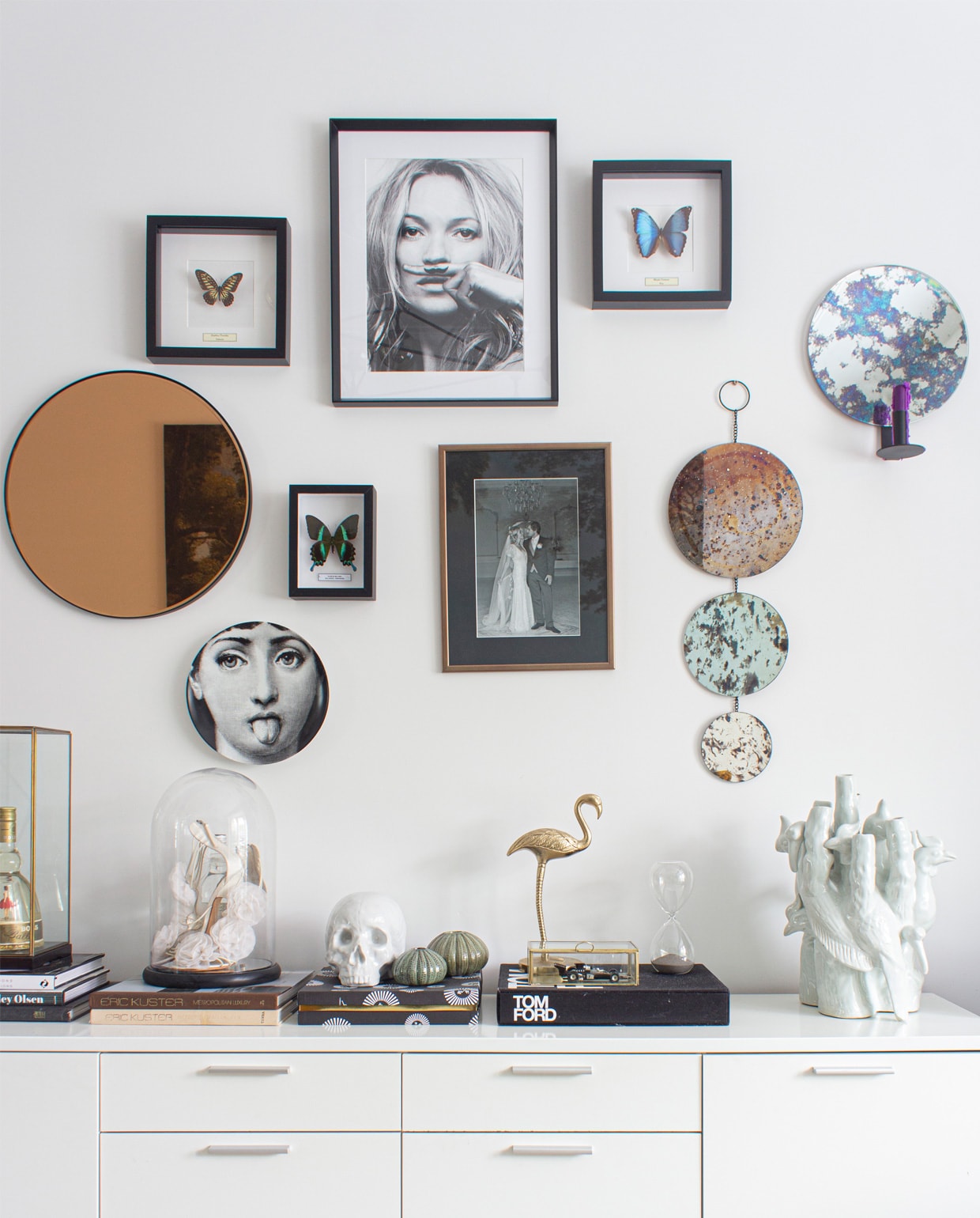 Spiegels Zara Home, Yaya en Ferm Living. Vlinderlijstjes Stenelux, Kate Moss Wallified, trouwfoto Angela en Jos. Bord Fornasetti marktplaats.nl, vogel Karwei, groene vaasjes Madam Stoltz, vaas en schedel Pols Potten, onder de stolp Angela’s trouwschoenen. Kast wehkamp.nl. vtwonen special 03-2020 | styling Angela Zonneveld, Decorush | fotografie Anne Kohnke