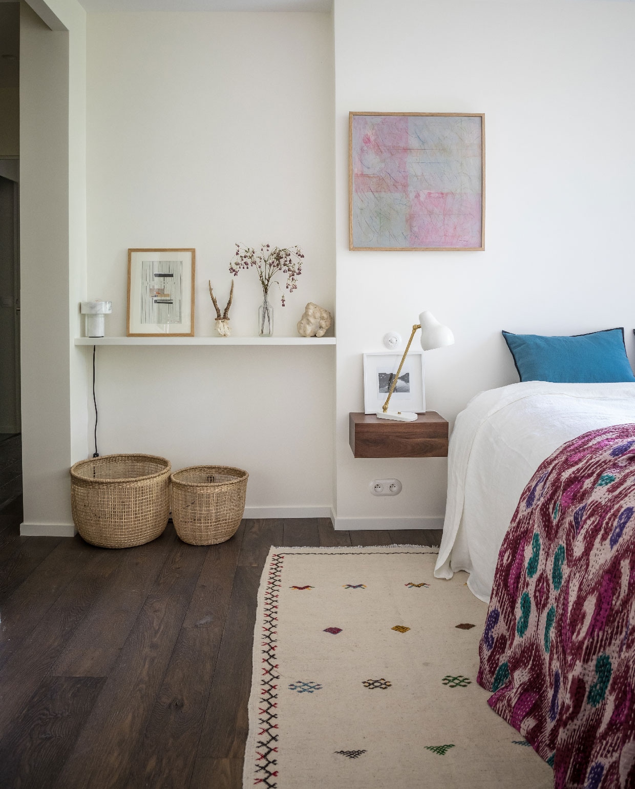 In de slaapkamer van Lorraine zijn overal souvenirs uitgestald; op bed ligt een plaid die ze meenam uit India, het vloerkleed komt uit het Marokkaanse Essaouira. Tafellamp VL38 Louis Poulsen.