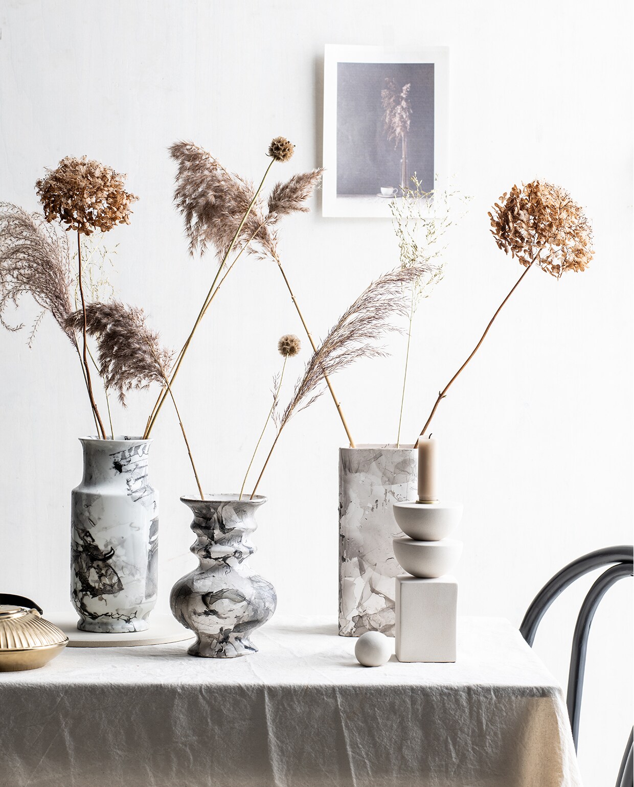 Bistrostoel (Loods5). Kandelaar, poster (H&amp;M). Gouden theepot (Xenos), stenen onderlegger (Sostrene Grene).